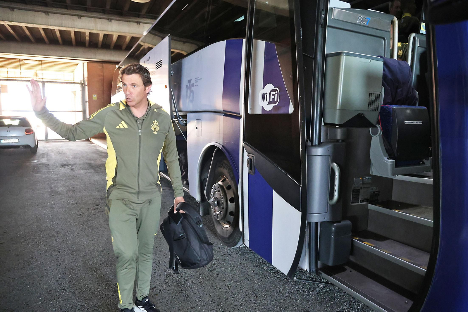 Imágenes de la salida del autobus del Recreativo de Huelva hacia Alcoy