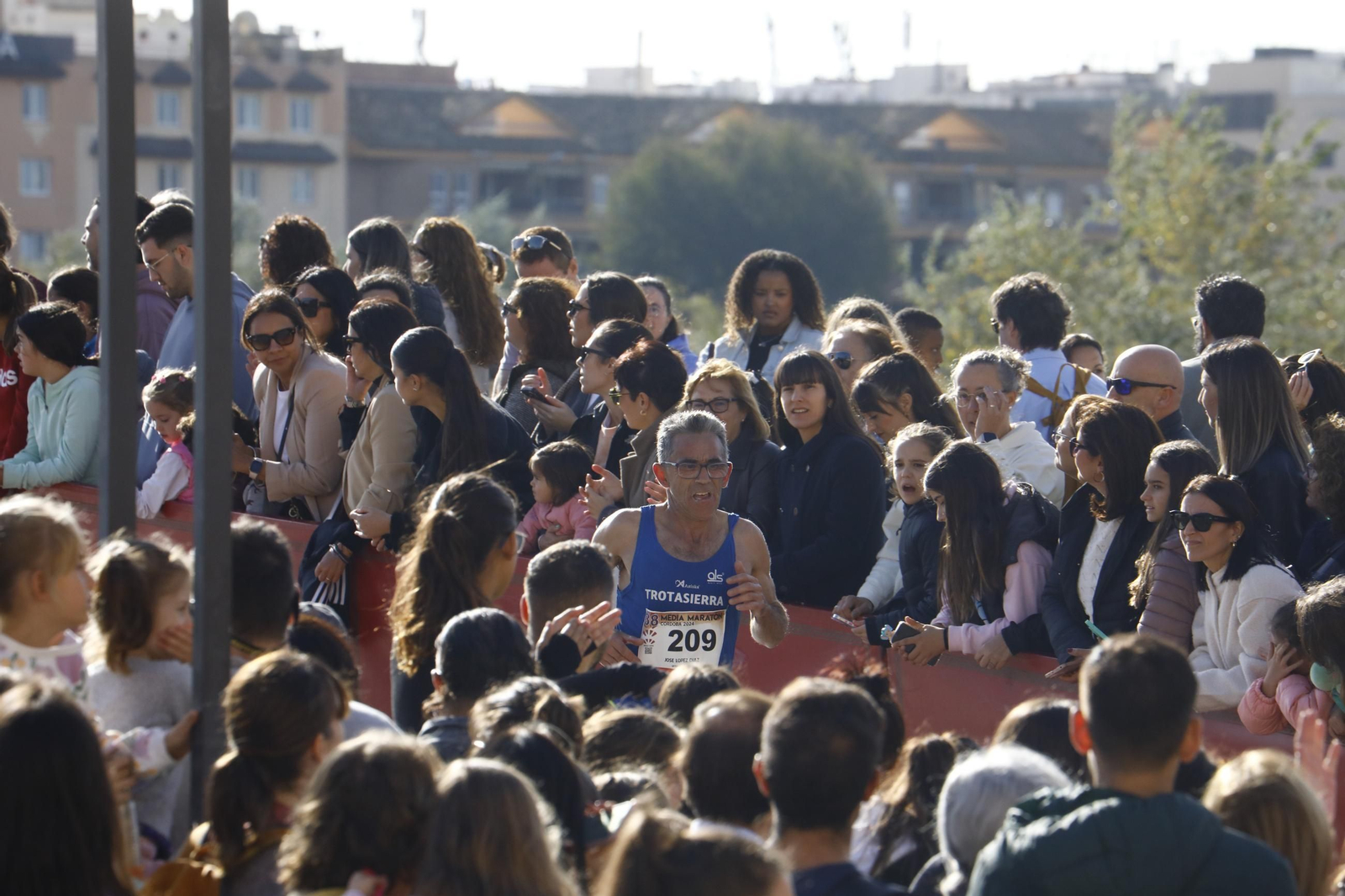 La gloria de cruzar la Puerta del Puente: las fotos de la línea de meta de la Media Maratón de Córdoba 2024