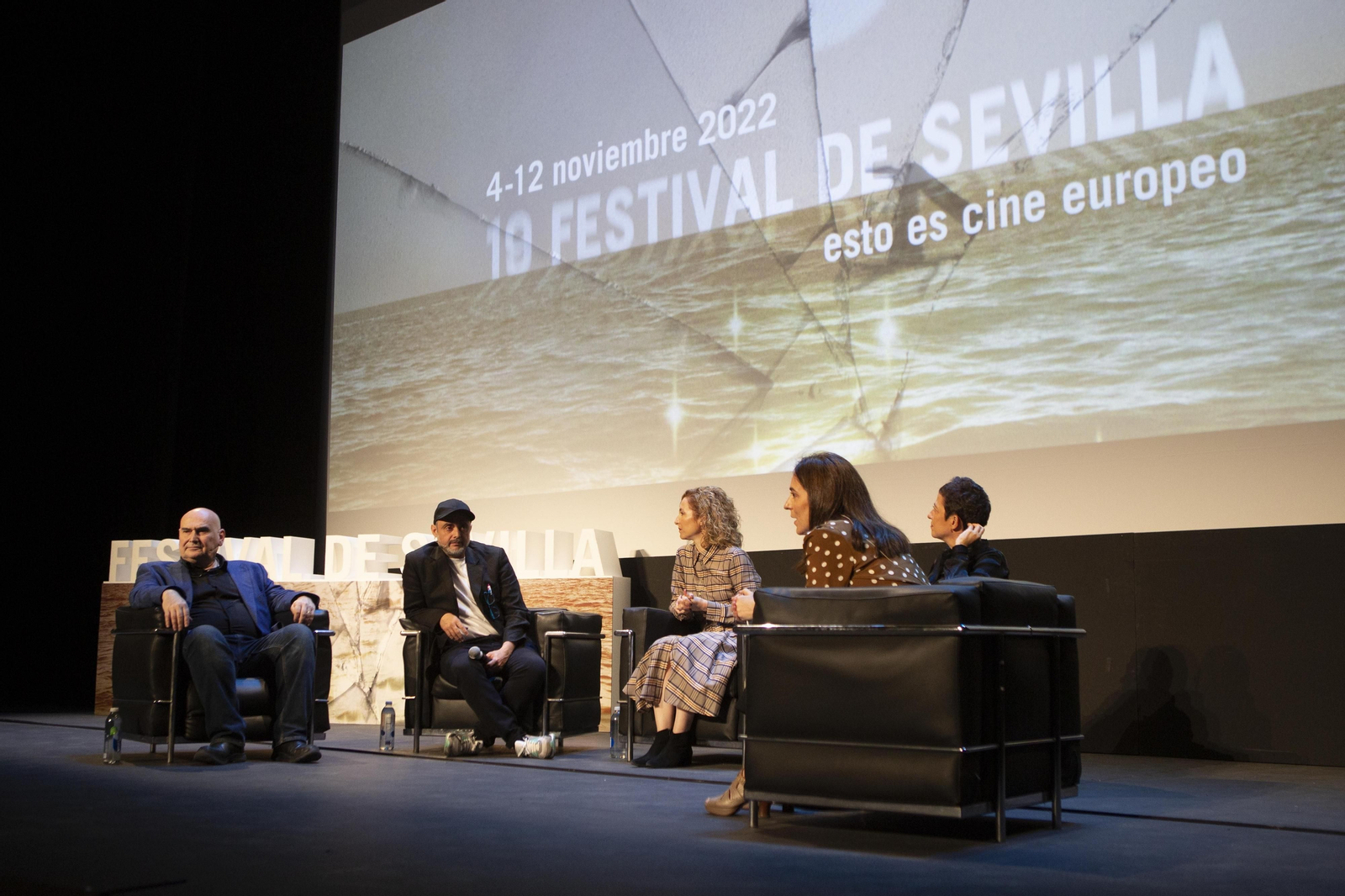 Antonio Saura, Suso33 y María del Puy Alvarado, junto a las periodistas María Guerra y Charo Ramos.