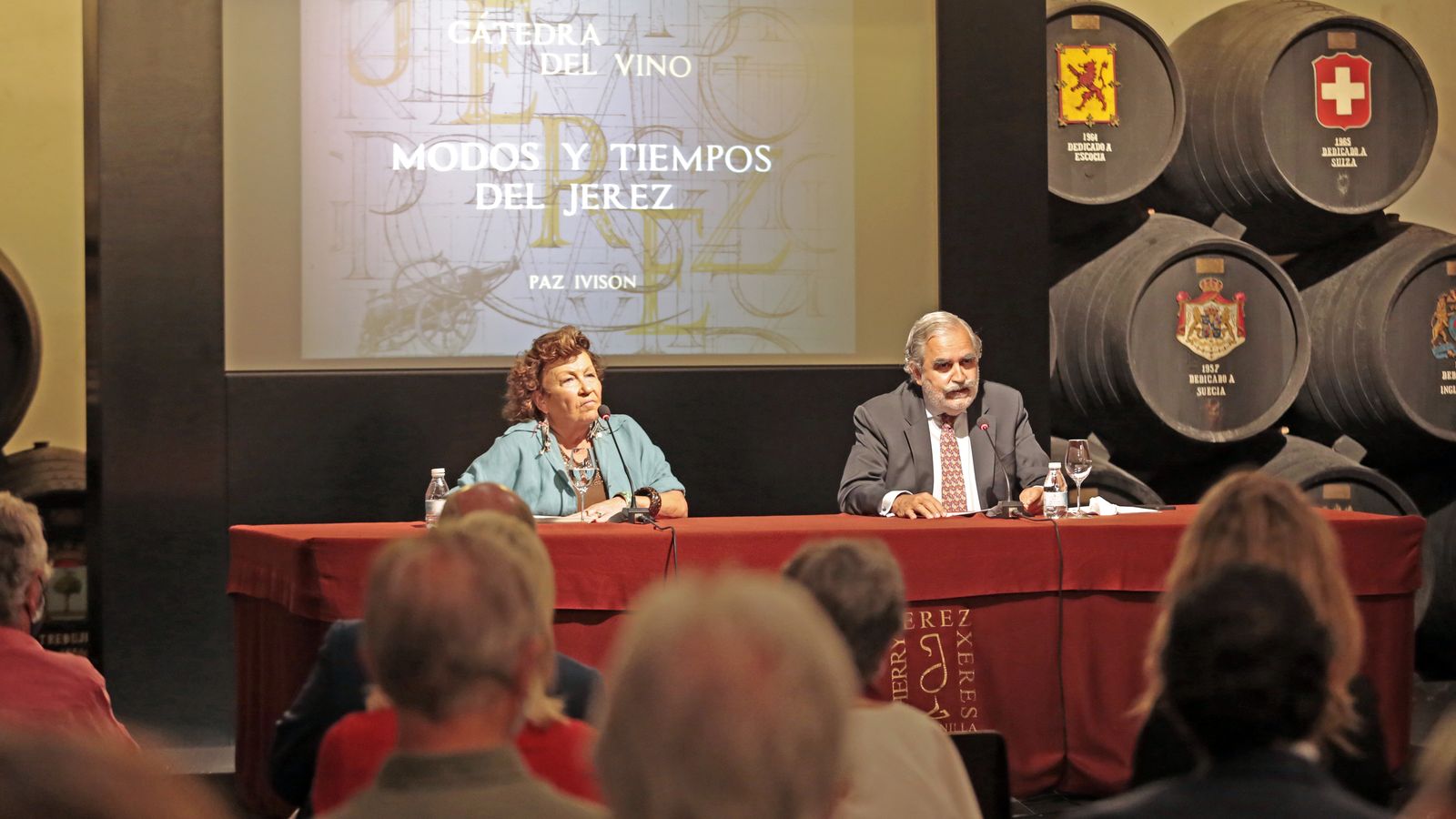 La periodista gastronómica Paz Ivison junto a Evaristo Babé en la bodega de San Ginés.