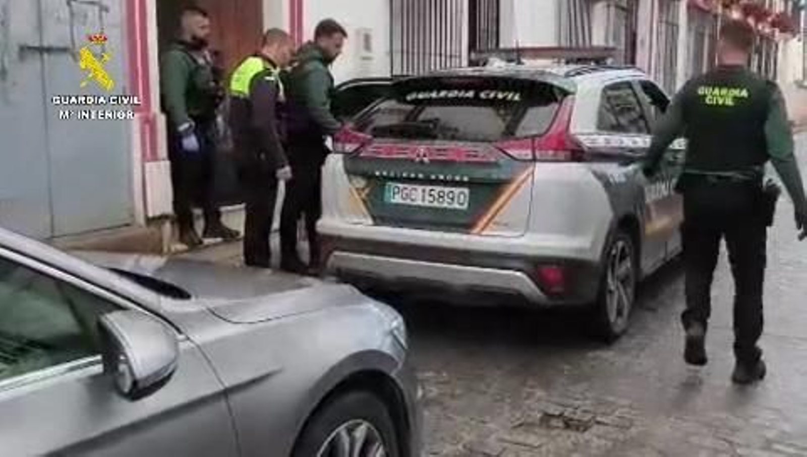 El momento de la detención del presunto autor de los robos en Moguer.