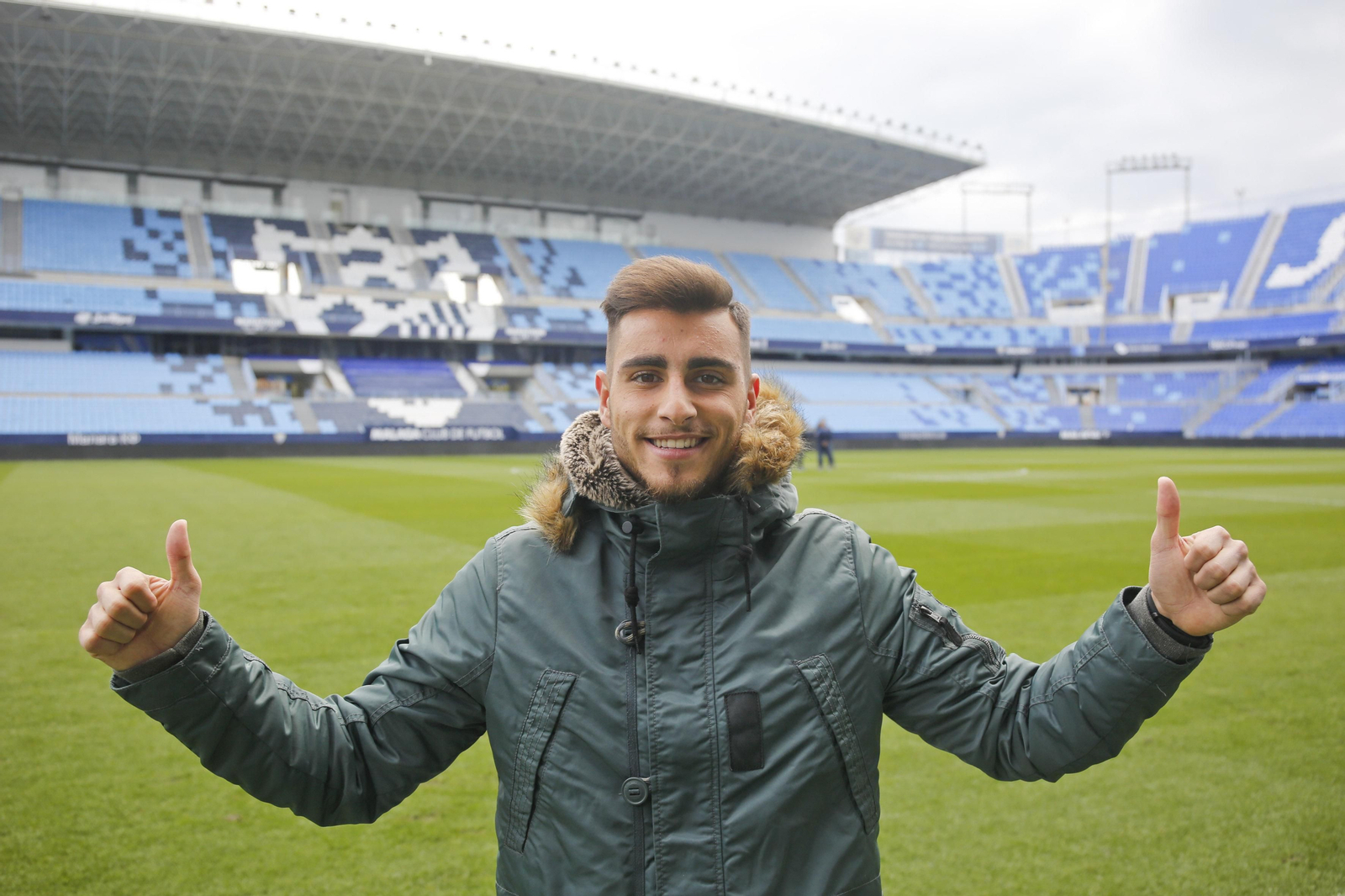 Luis Muñoz, muy sonriente posa ayer en el césped de La Rosaleda.