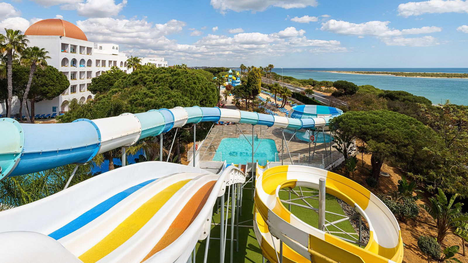 Toboganes acuáticos, los preferidos por los niños en el hotel Playacartaya.
