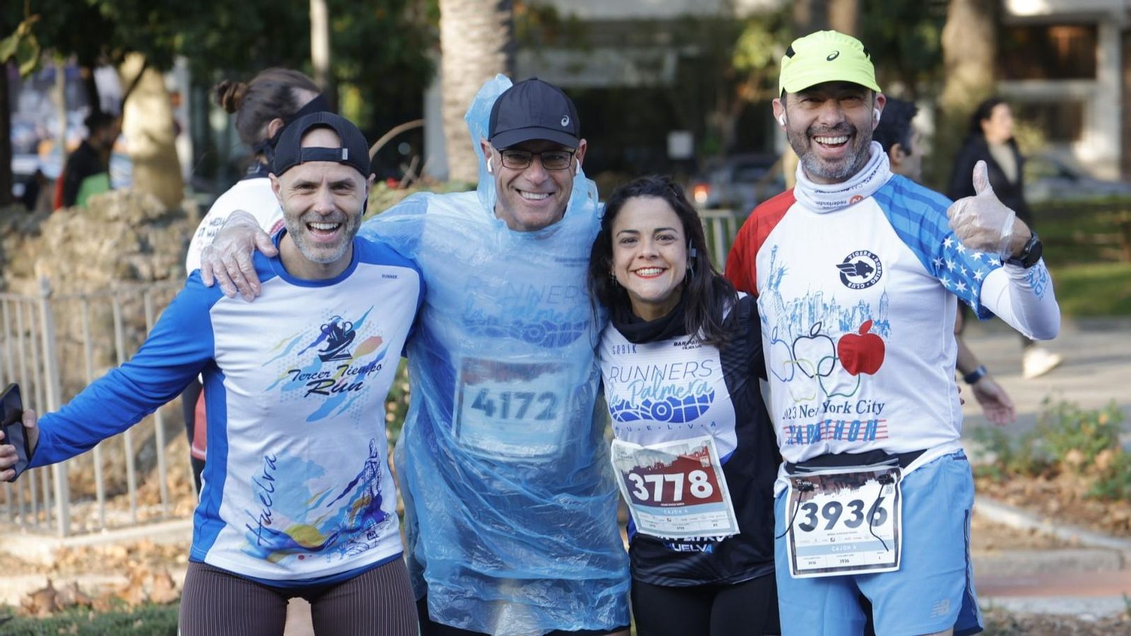 Un grupo de atletas se fotografían antes de la pasada edición de la Media Maratón de Córdoba.