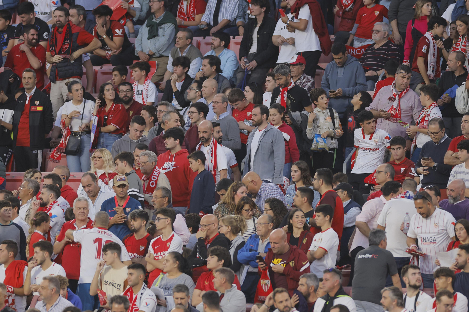 Búscate en las fotos del Sevilla-Betis
