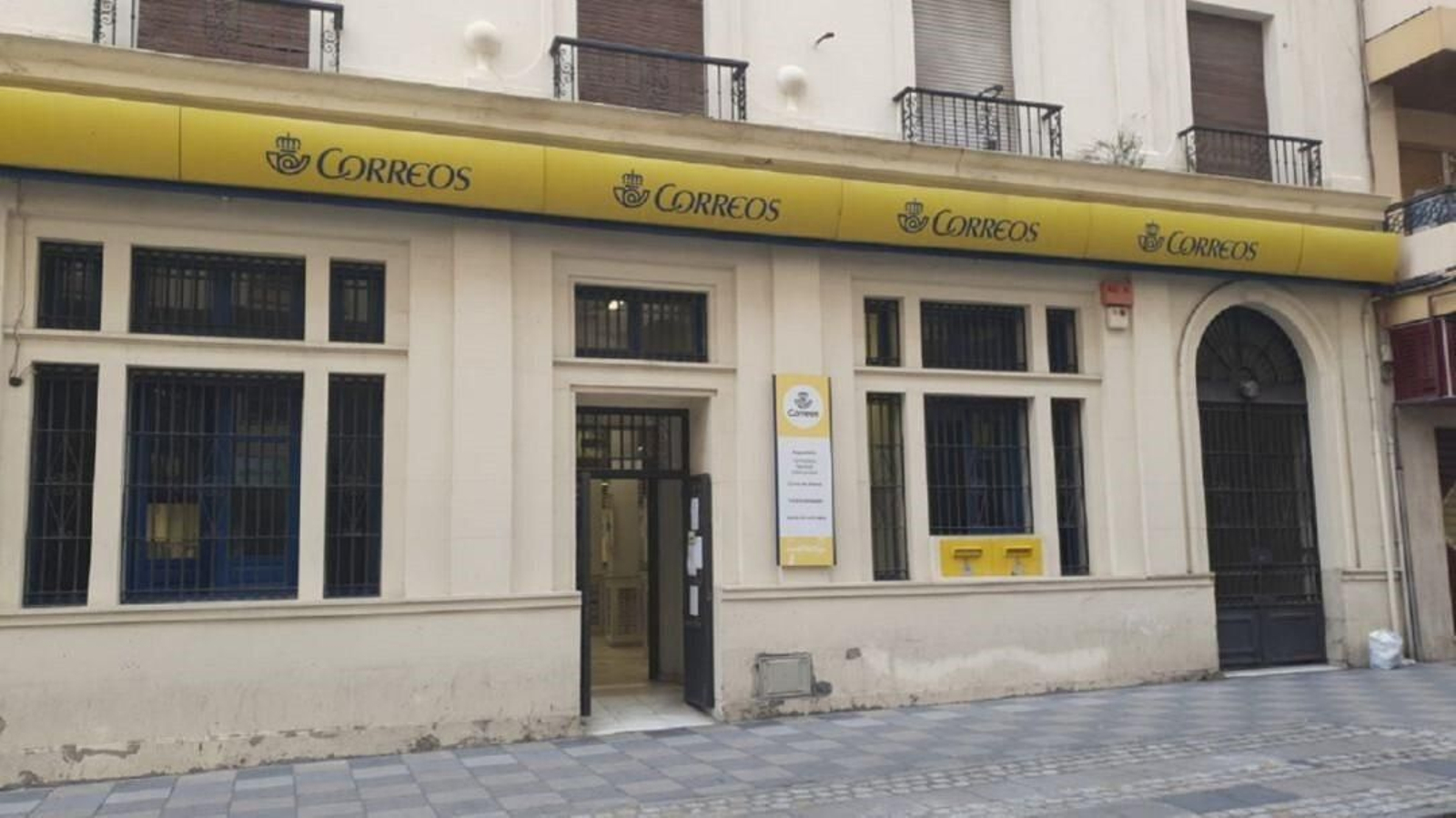 Fachada de la sucursal de Correos en la oficina de la calle Radio Algeciras