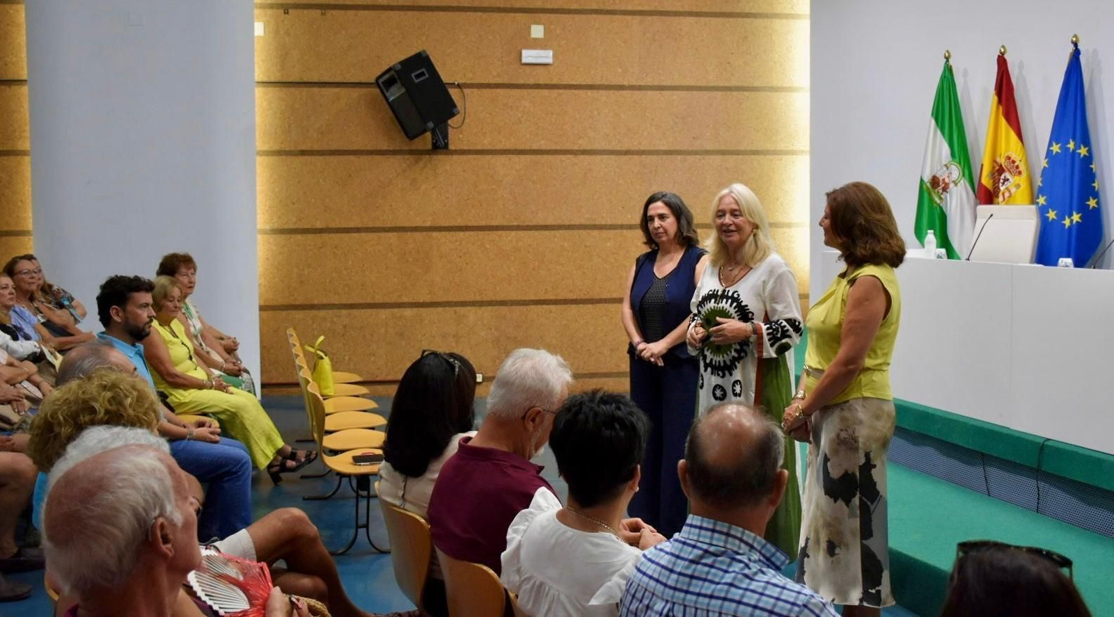 La delegada del Gobierno de la Junta en Cádiz, Mercedes Colombo, recibe a un grupo de personas mayores de un centro de participación activa de Rota.