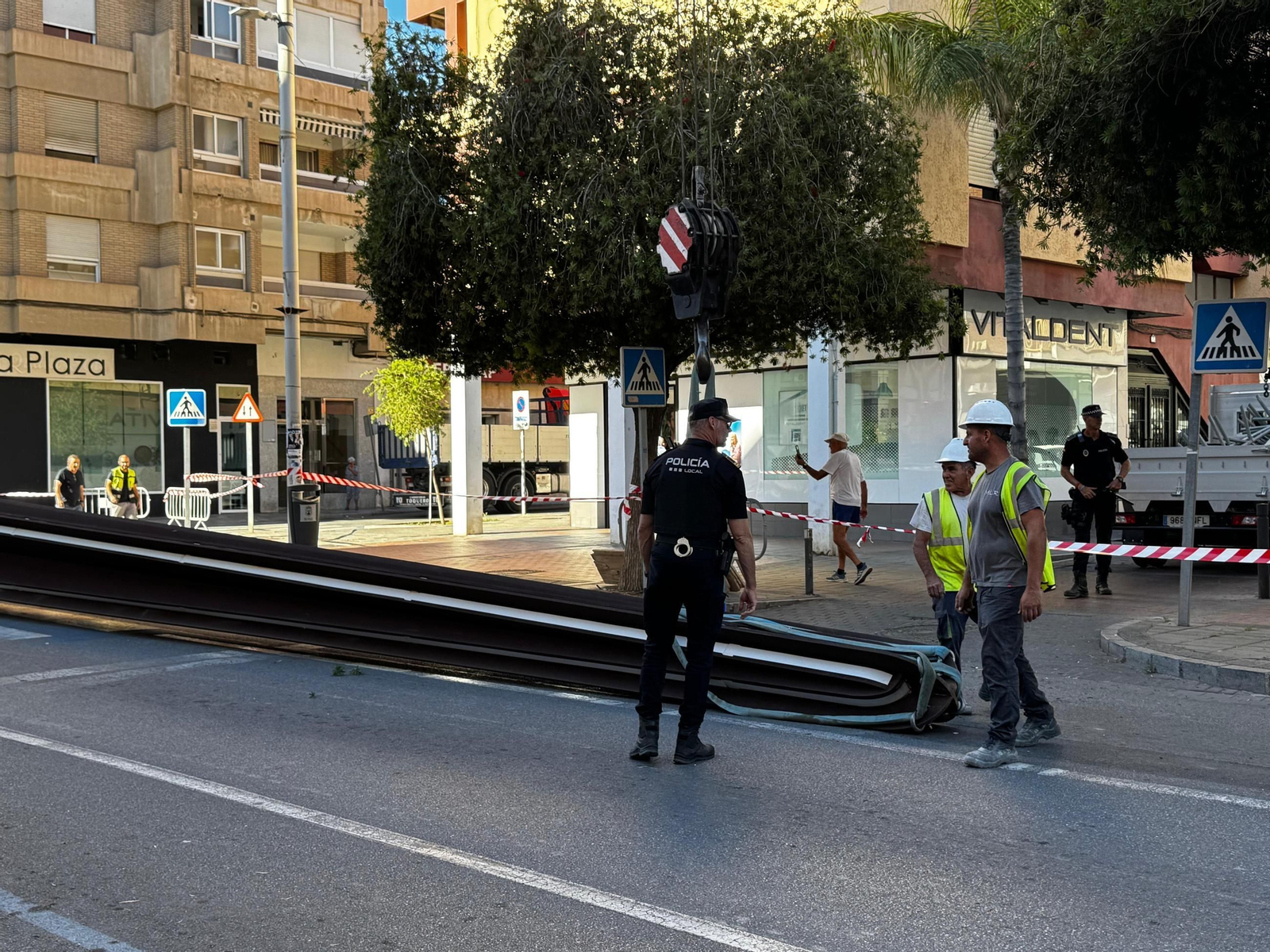 Un momento del traslado del obelisco