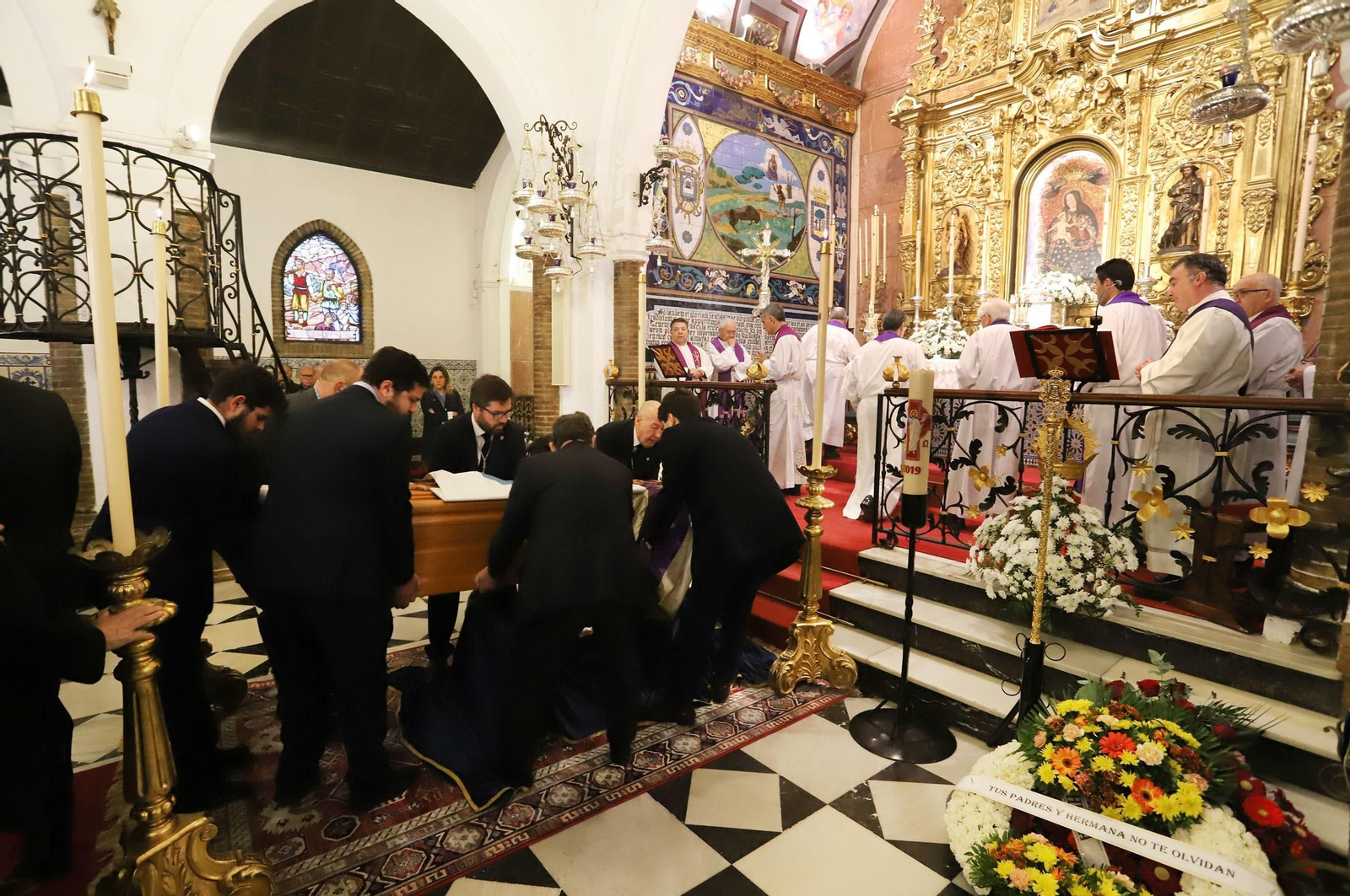 Imágenes del funeral de Bienvenido González, hermano mayor de la Cinta