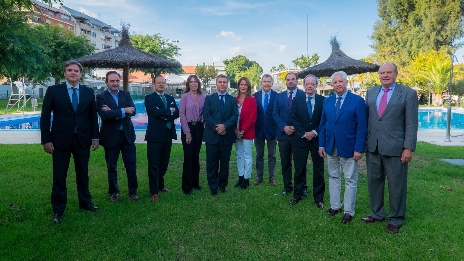 La candidatura al completo en la zona de piscina de las instalaciones de Los Remedios.