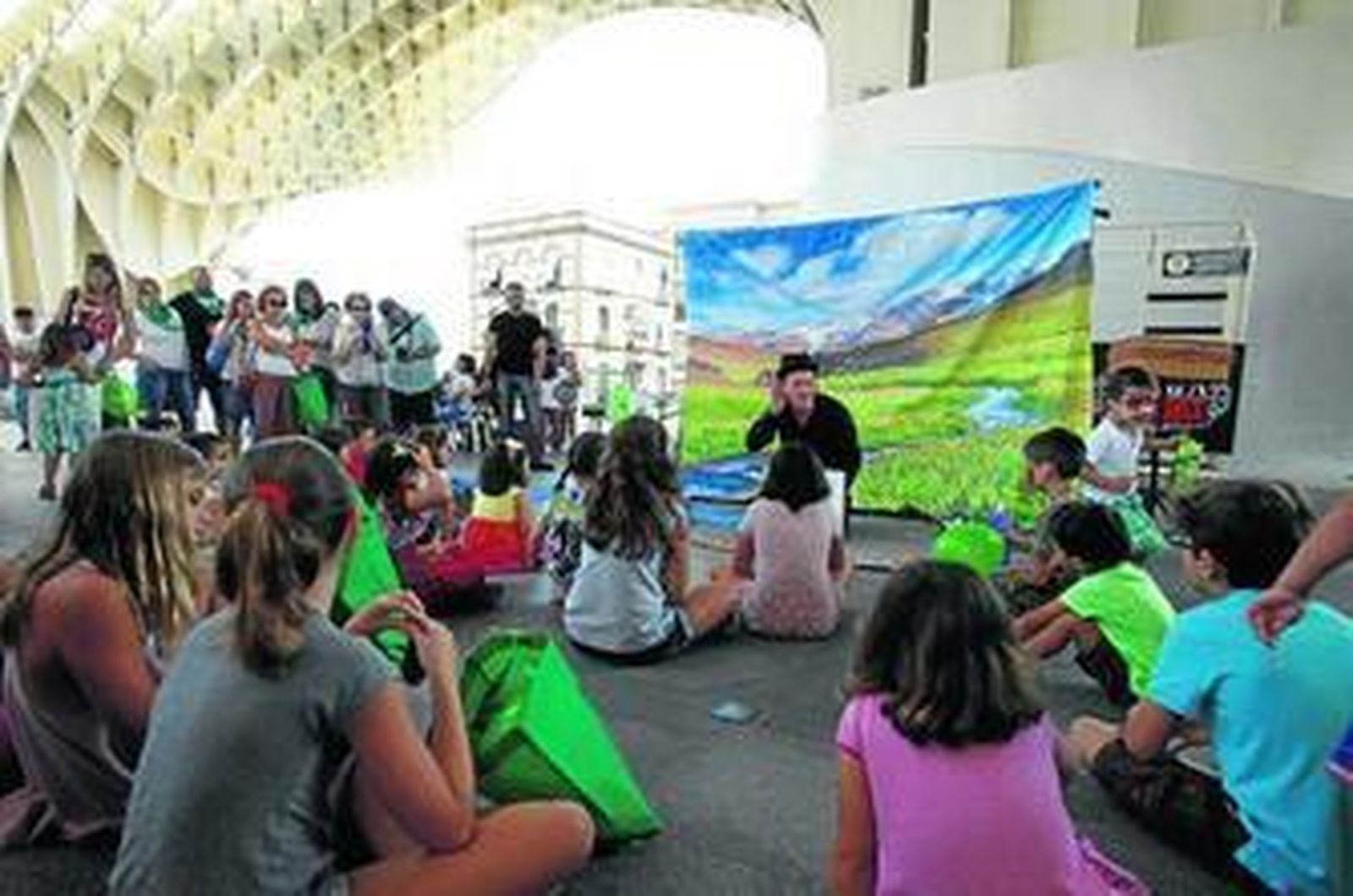 Los alumnos de Bachillera, ayer, en el Día Europeo de las Lenguas, en las 'setas' de la Encarnación.