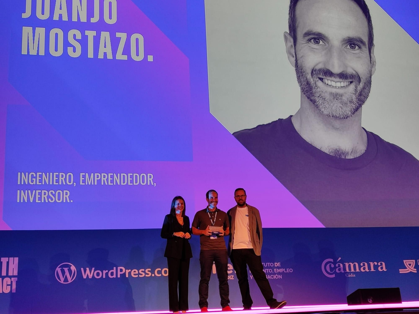 Juanjo Mostazo recibe su galardón como Mejor Inversor del año junto a la vicepresidenta del IFEF, Beatriz Gandullo, y Carlos Delgado, de UpsAndalus