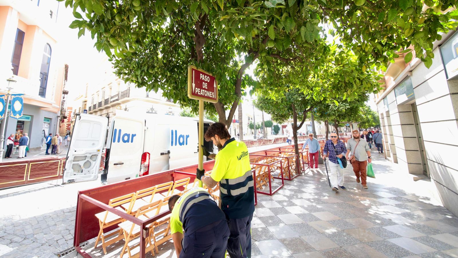 Operarios ultimando los detalles del montaje de carrera oficial.