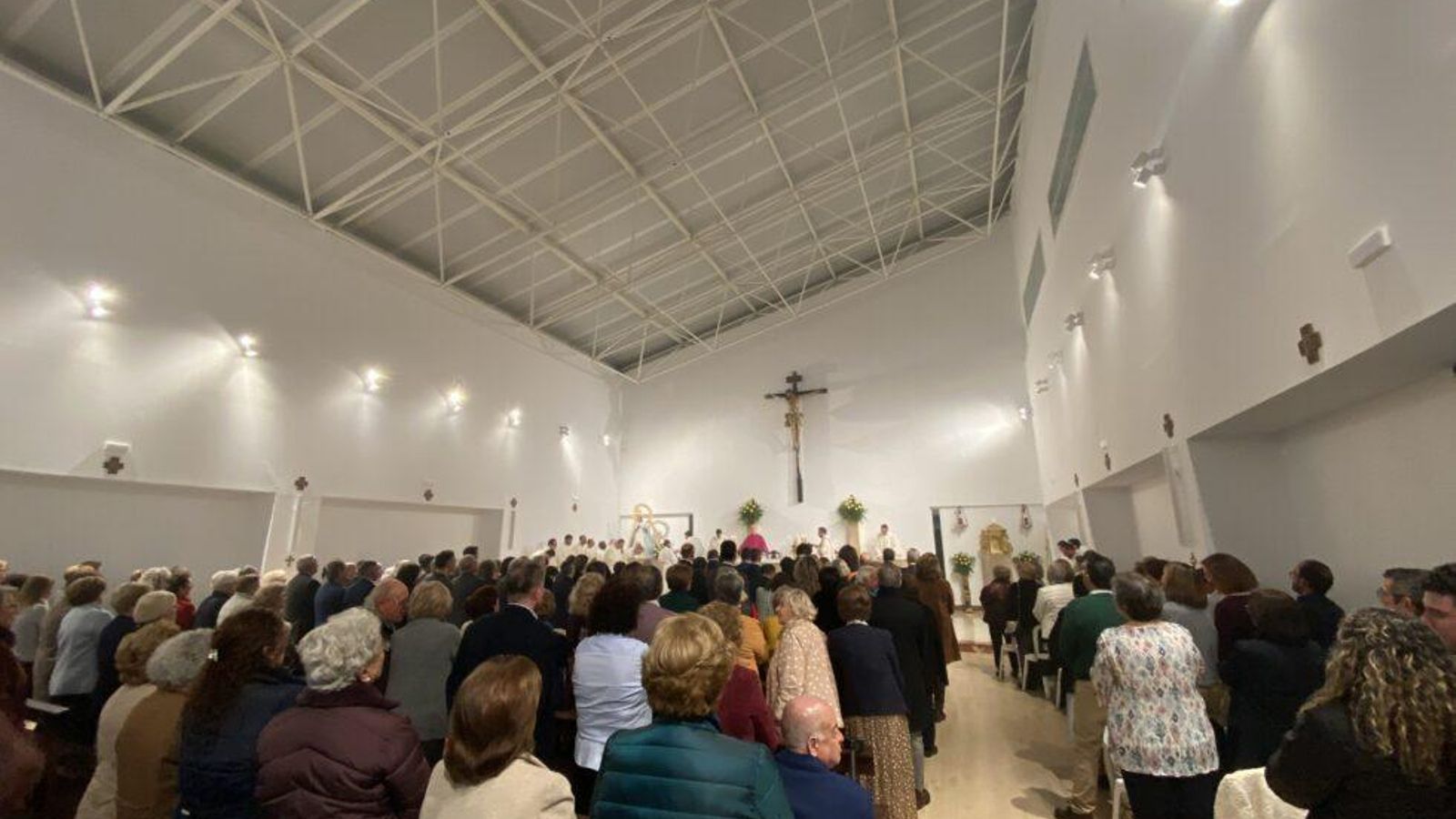 Feligreses en la primera Eucaristía, presidida por el obispo de Jerez.