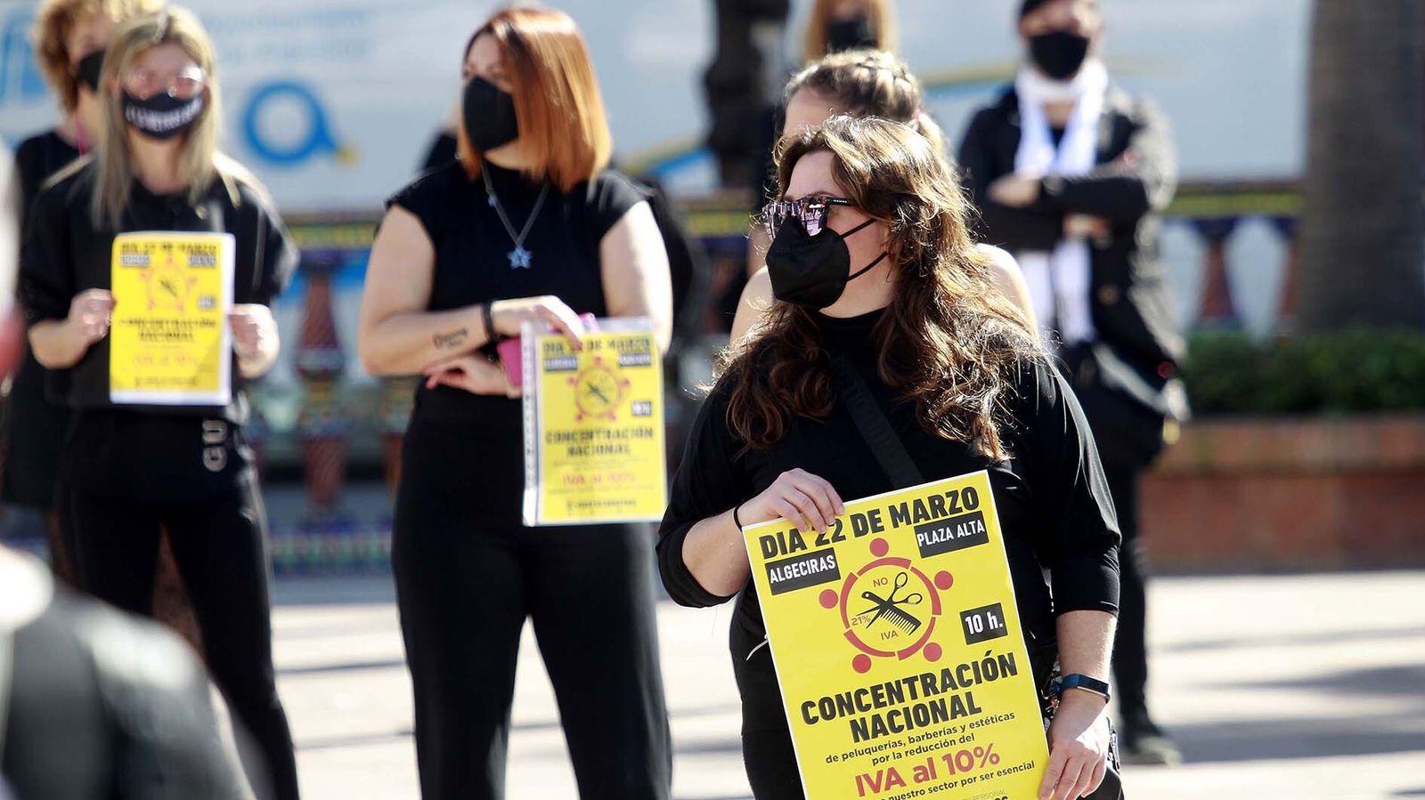 Las fotos de la protesta del sector de las peluquerías en Algeciras para exigir una bajada del IVA