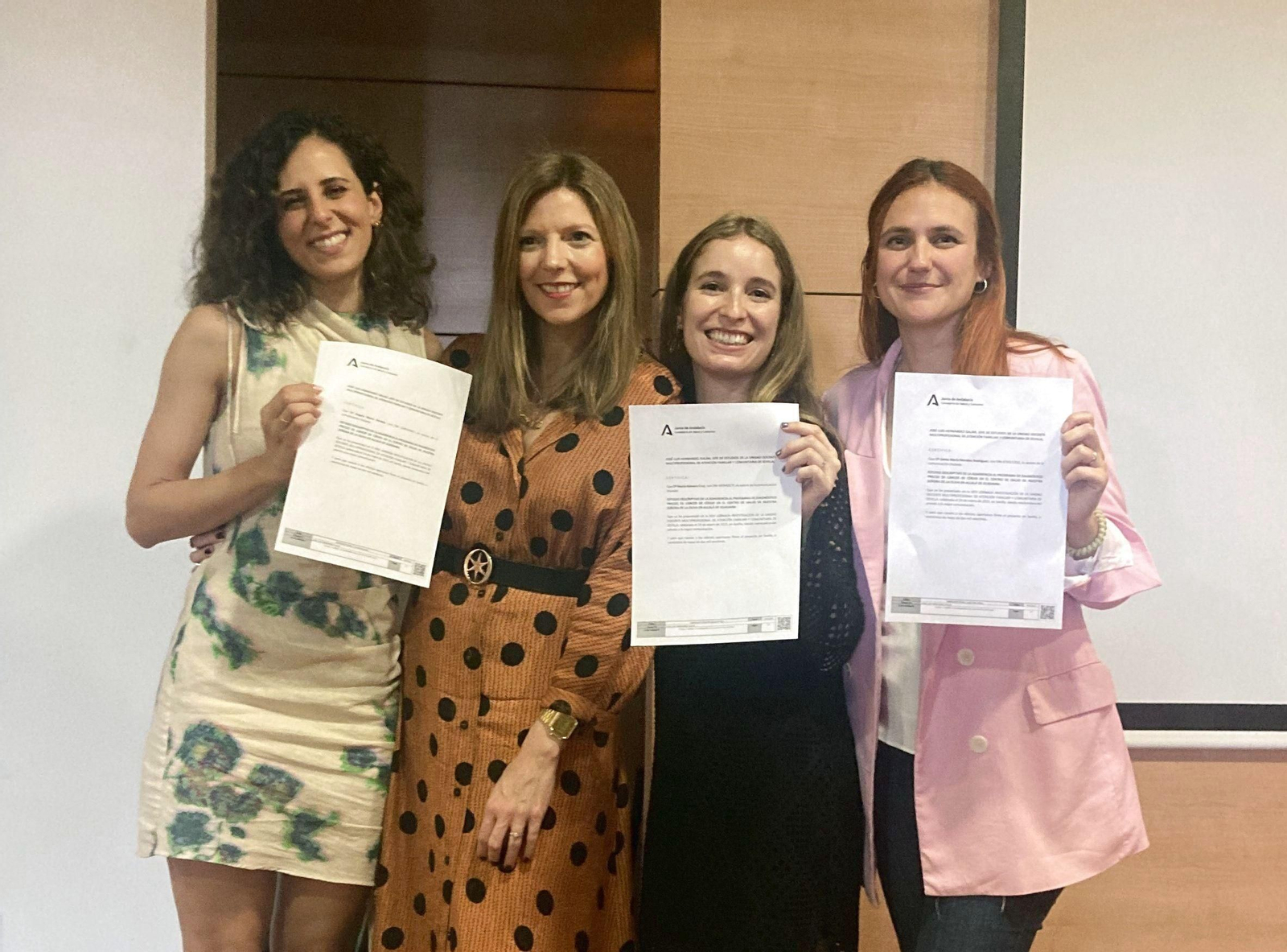 Las tres especialistas galardonadas con el Mejor TFR de Medicina Familiar y Comunitaria de Sevilla junto a la asesora de investigación para los residentes de familia en el Área de Gestión Sanitaria Sur de Sevilla.
