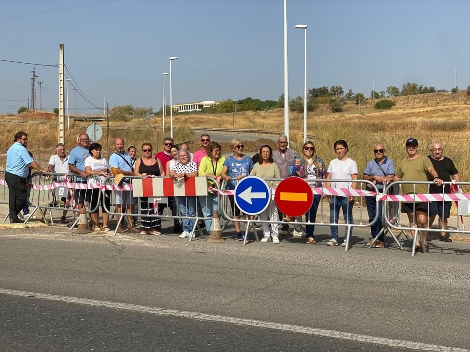 Vecinos de Alcolea en la carretera cortada.