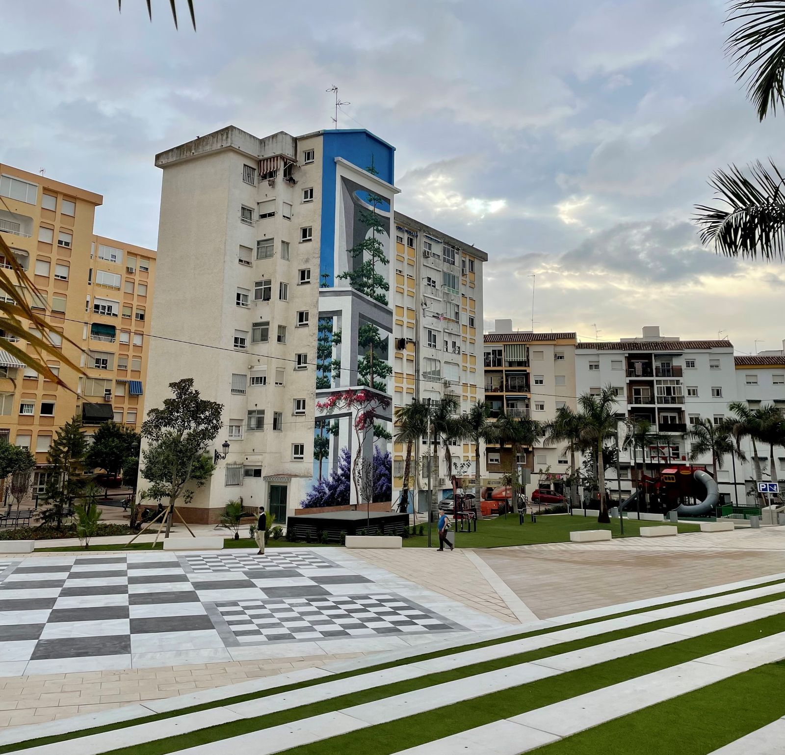El nuevo mural de la Plaza del Ajedrez, en Estepona.