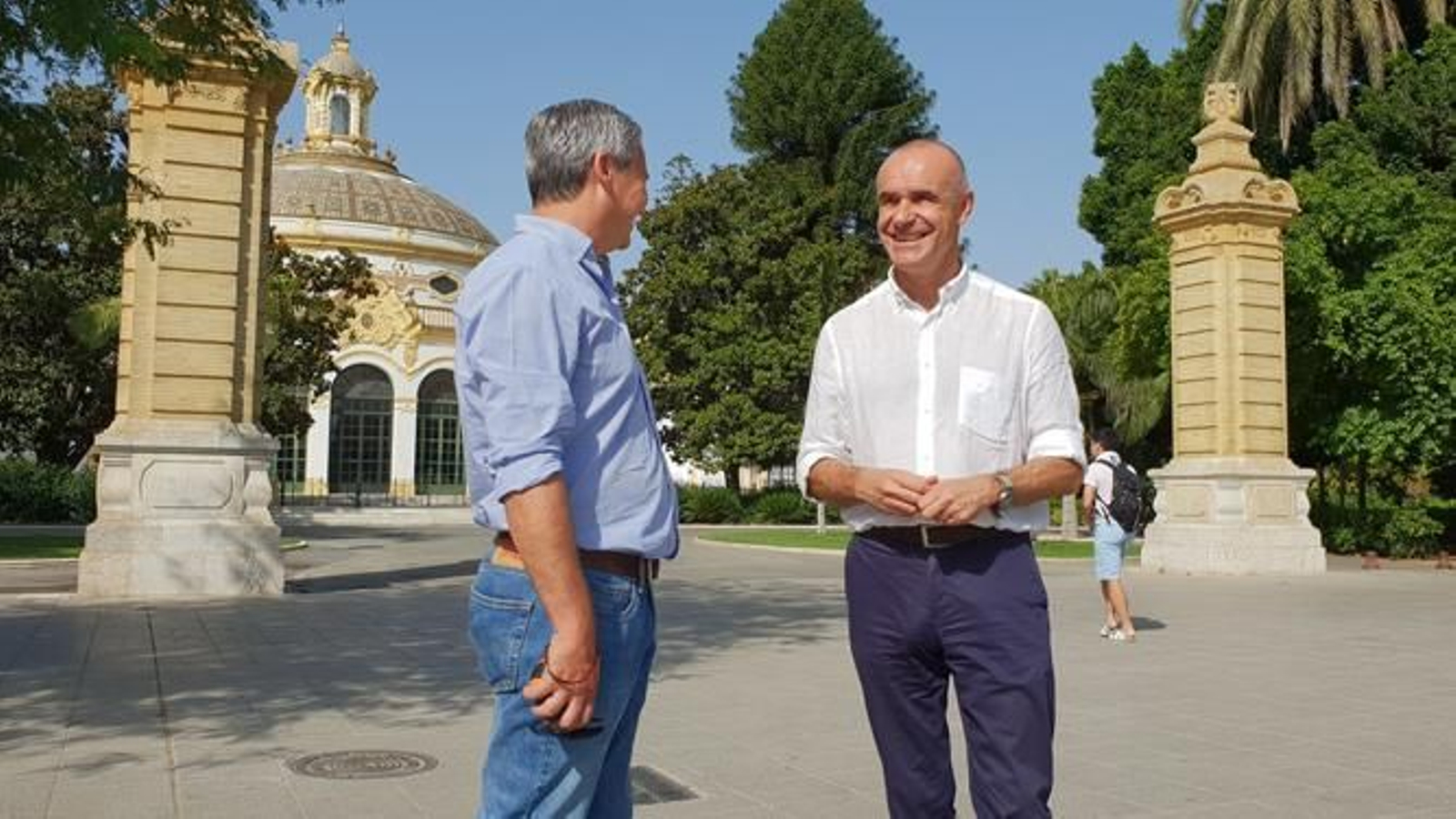 El delegado de Hábitat Urbano, Cultura y Turismo, Antonio Muñoz, junto a dos de los pilares.