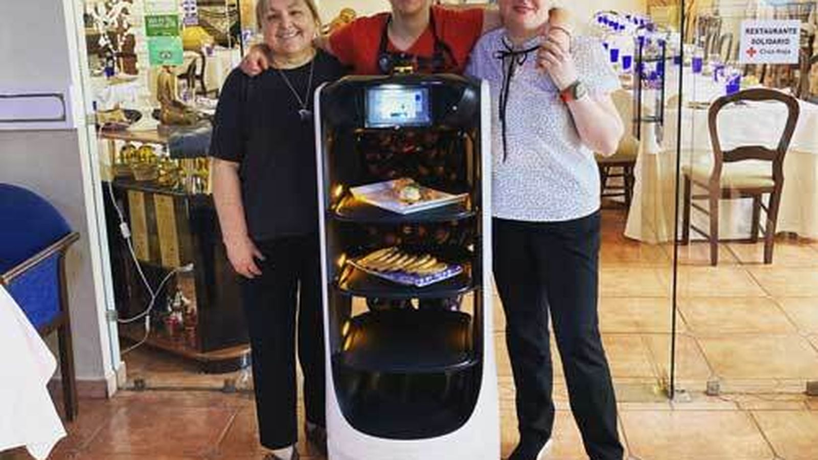 Trabajadoras del Hotel El Curro con el robot
