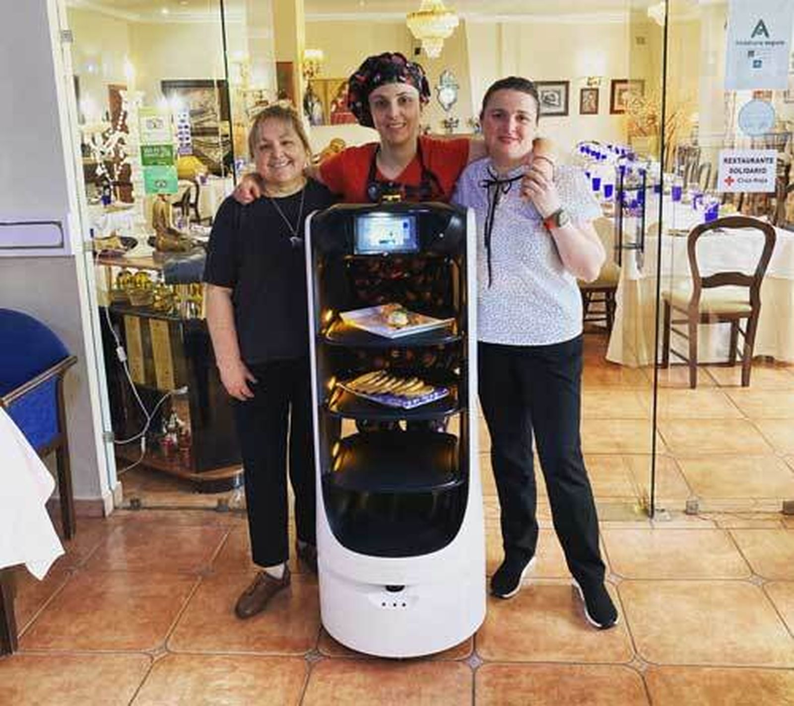 Trabajadoras del Hotel El Curro con el robot