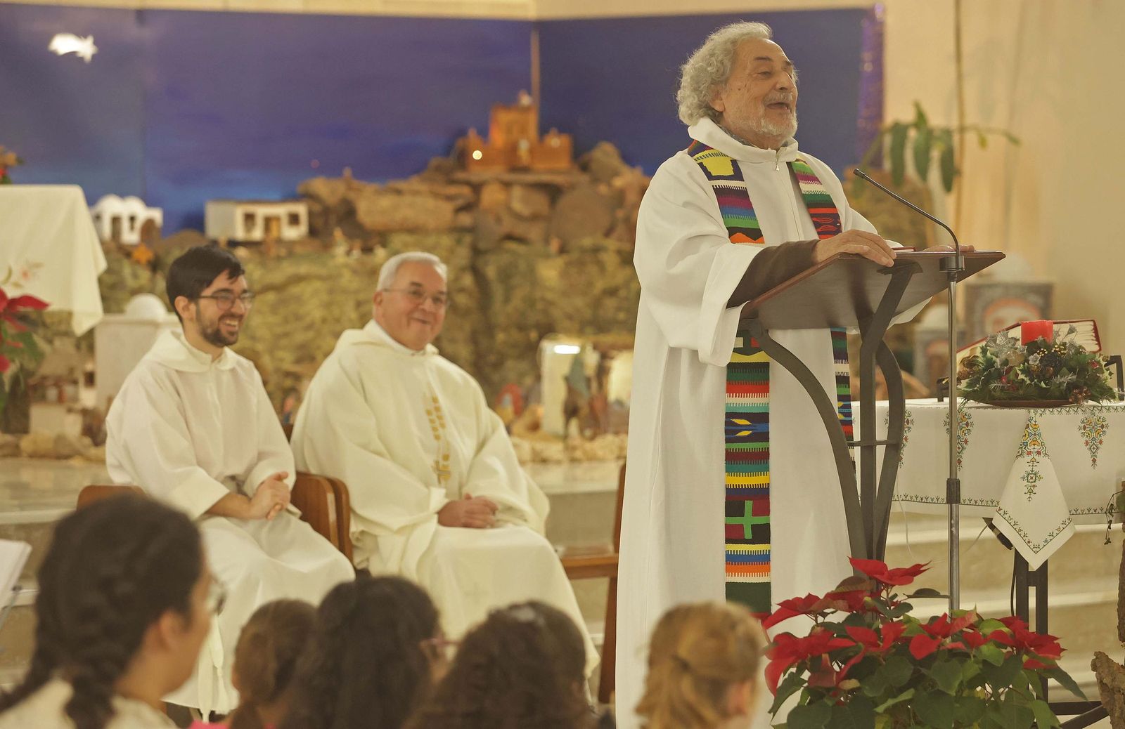 Fotos de la misa conmemorativa de los 50 años de dedicación del padre Pedro a la parroquia y al barrio de La Piñera