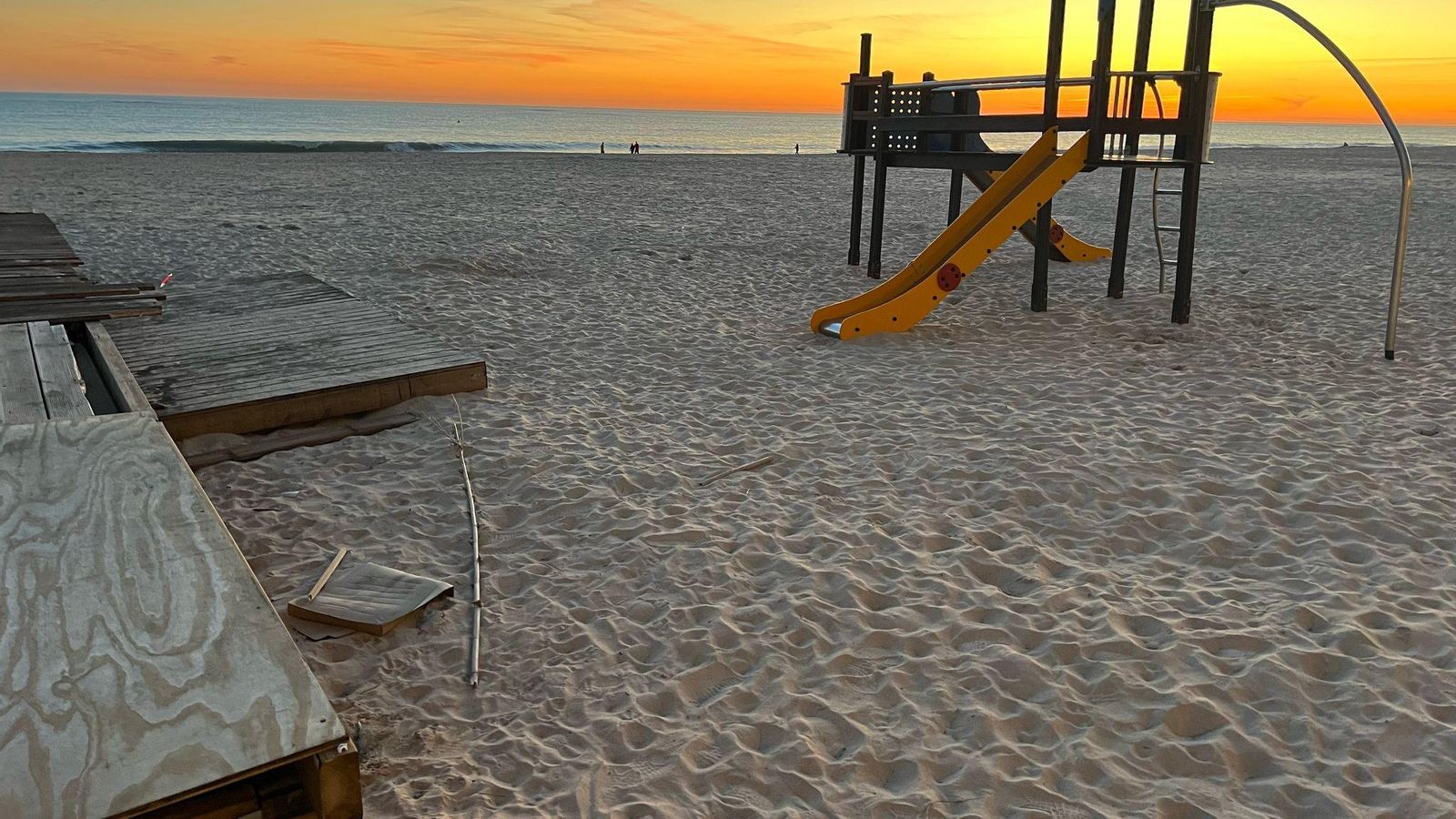 Chiringuito junto a un parque infantil.