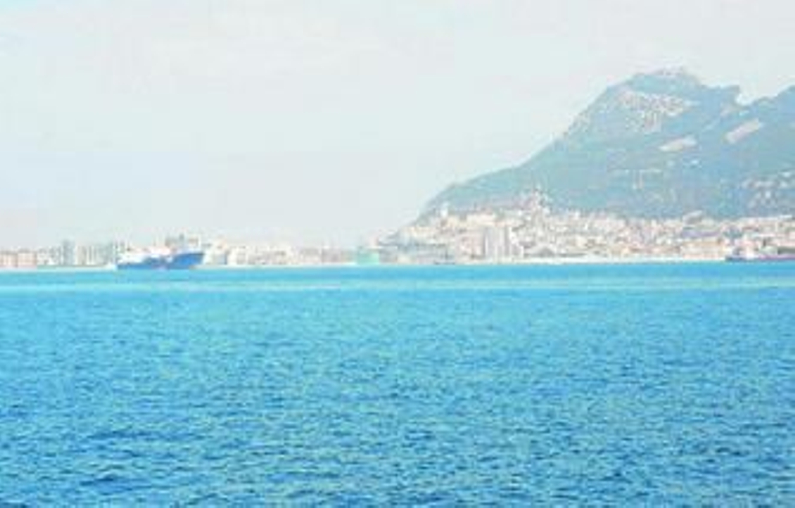 Dos buques realizan 'bunkering' en el lado izquierdo de la imagen, en la Bahía de Algeciras.