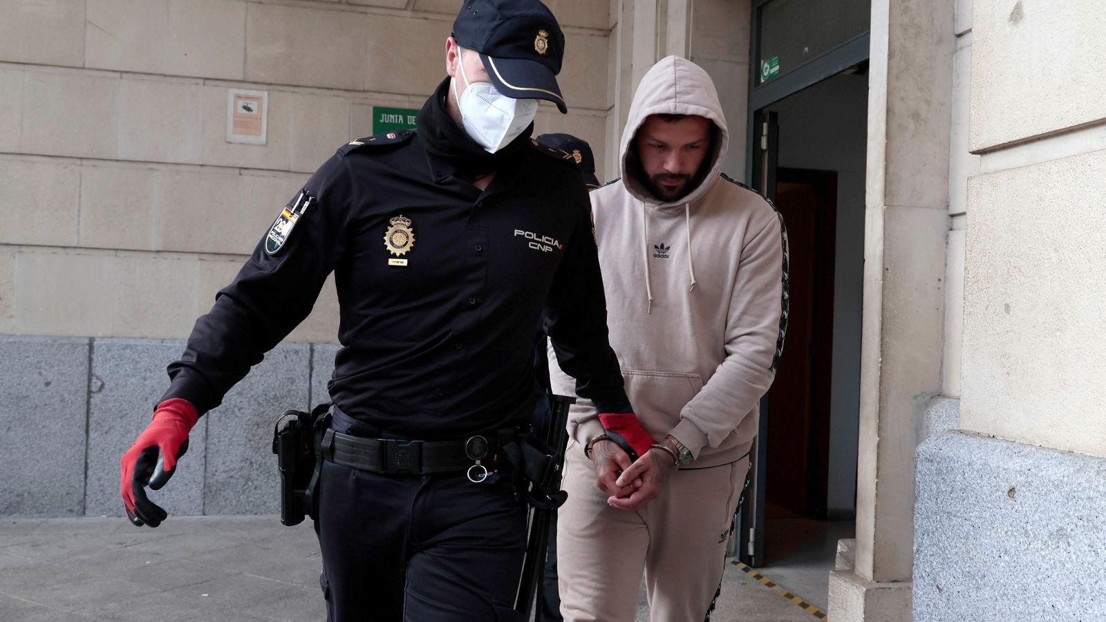 El ciudadano ruso Arseny Garibyan es conducido al juzgado para prestar declaración.