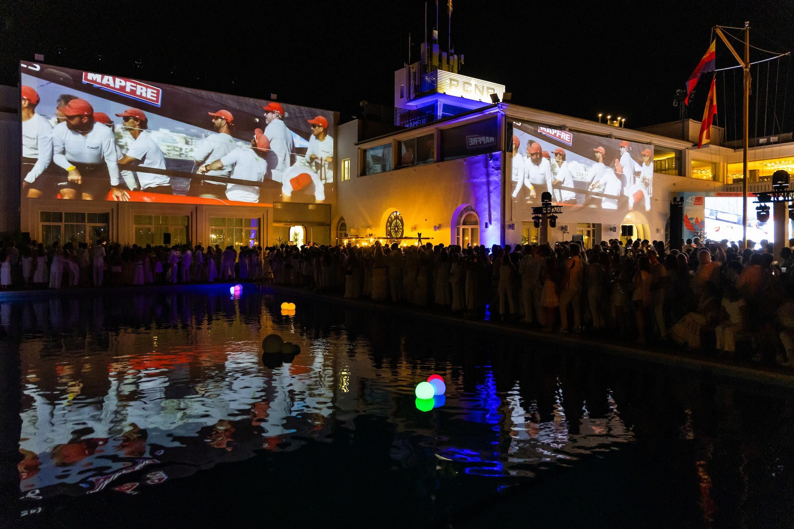 Búscate en el Cóctel de Blanco de la Copa del Rey Mapfre de vela