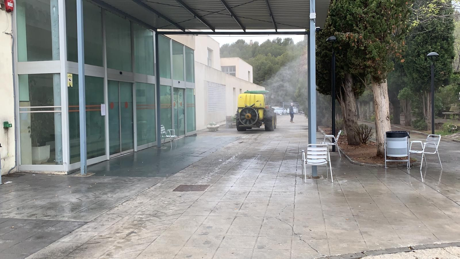 Trabajos de limpieza y desinfección en la Residencia Rodríguez Penalva de Armilla.