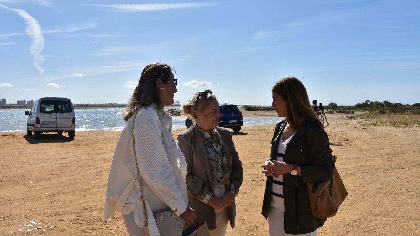 La concejala delegada de Limpieza del Ayuntamiento de Punta Umbría, Jimena Donoso, y la edil delegada de Playas, Cinta López, en la recogida de residuos.