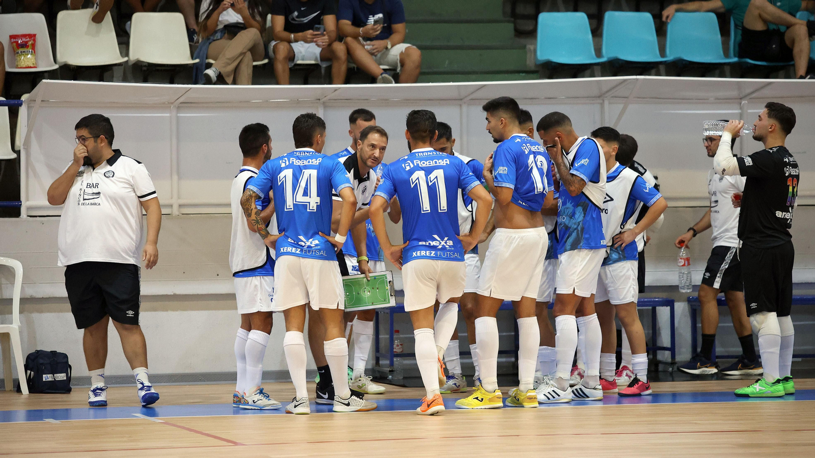Isco, entrenador del Xerez Futsal, da instrucciones a sus jugadores. Isco, entrenador del Xerez Futsal, da instrucciones a sus jugadores.