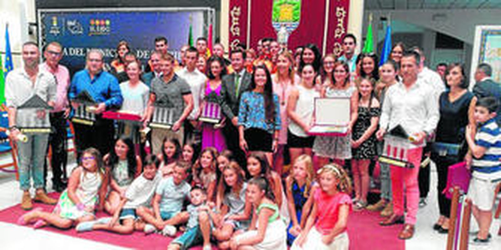 Al cierre del acto, se produjo la foto de familia de todos los premiados y homenajeados en el Día del Municipio de este 2016.