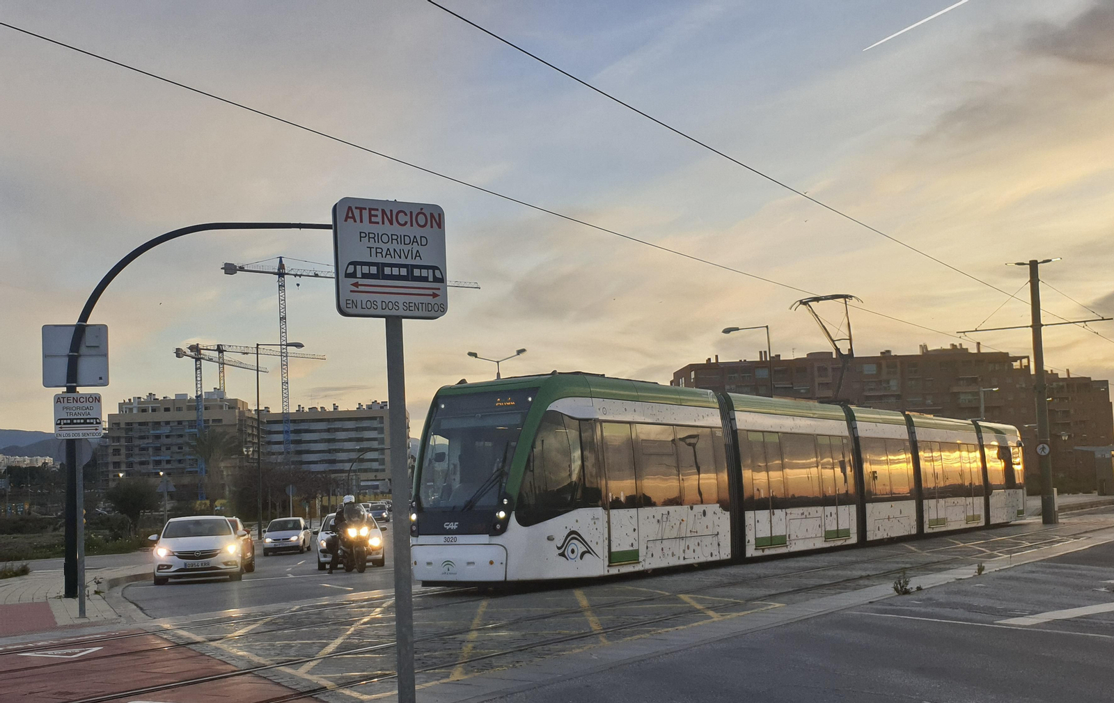 Un tren del Metro de Málaga a su paso por el trazado en superficie de la Universidad.
