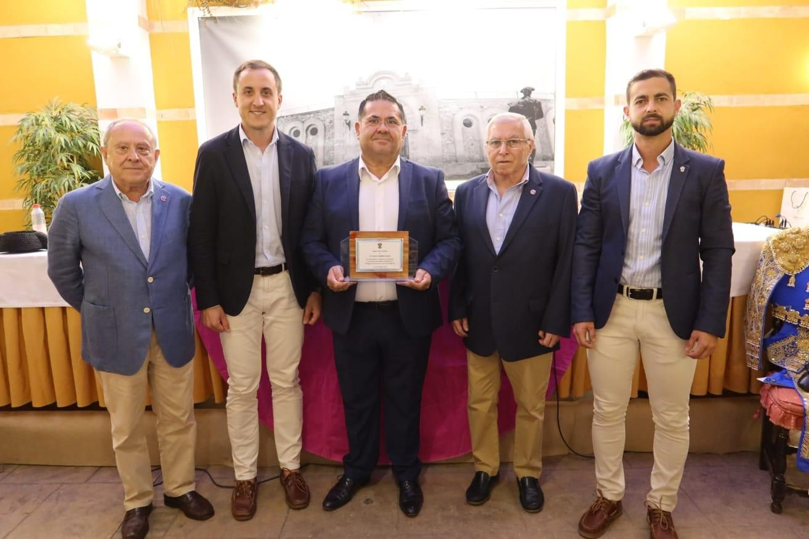 El alcalde de Vera y el concejal de Cultura junto al pregonero y el resto de autoridades.