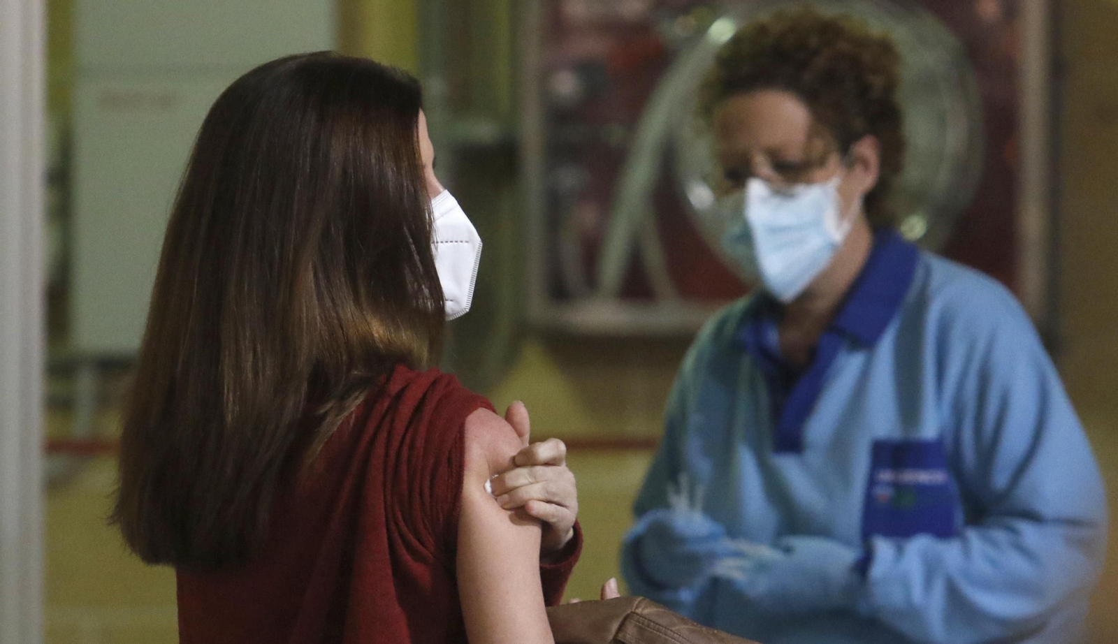 Las fotos de la vacunación contra el coronavirus en Vista Alegre a los profesores de Córdoba