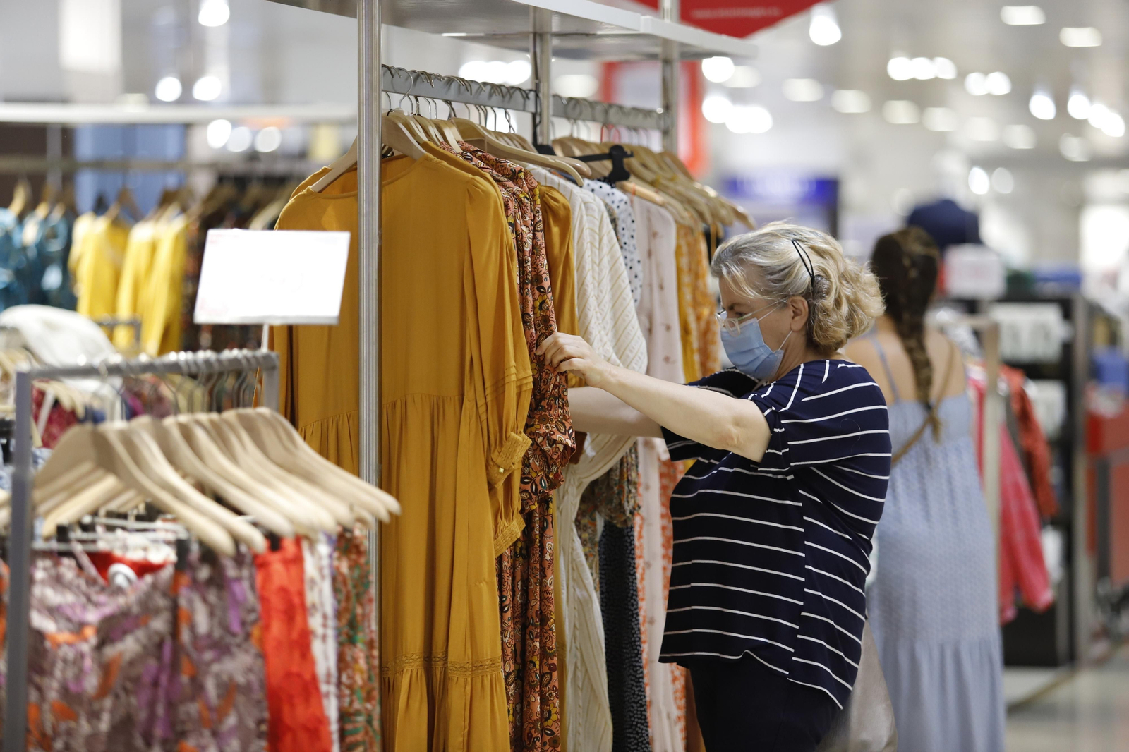 Imágenes de las Rebajas de verano en Huelva