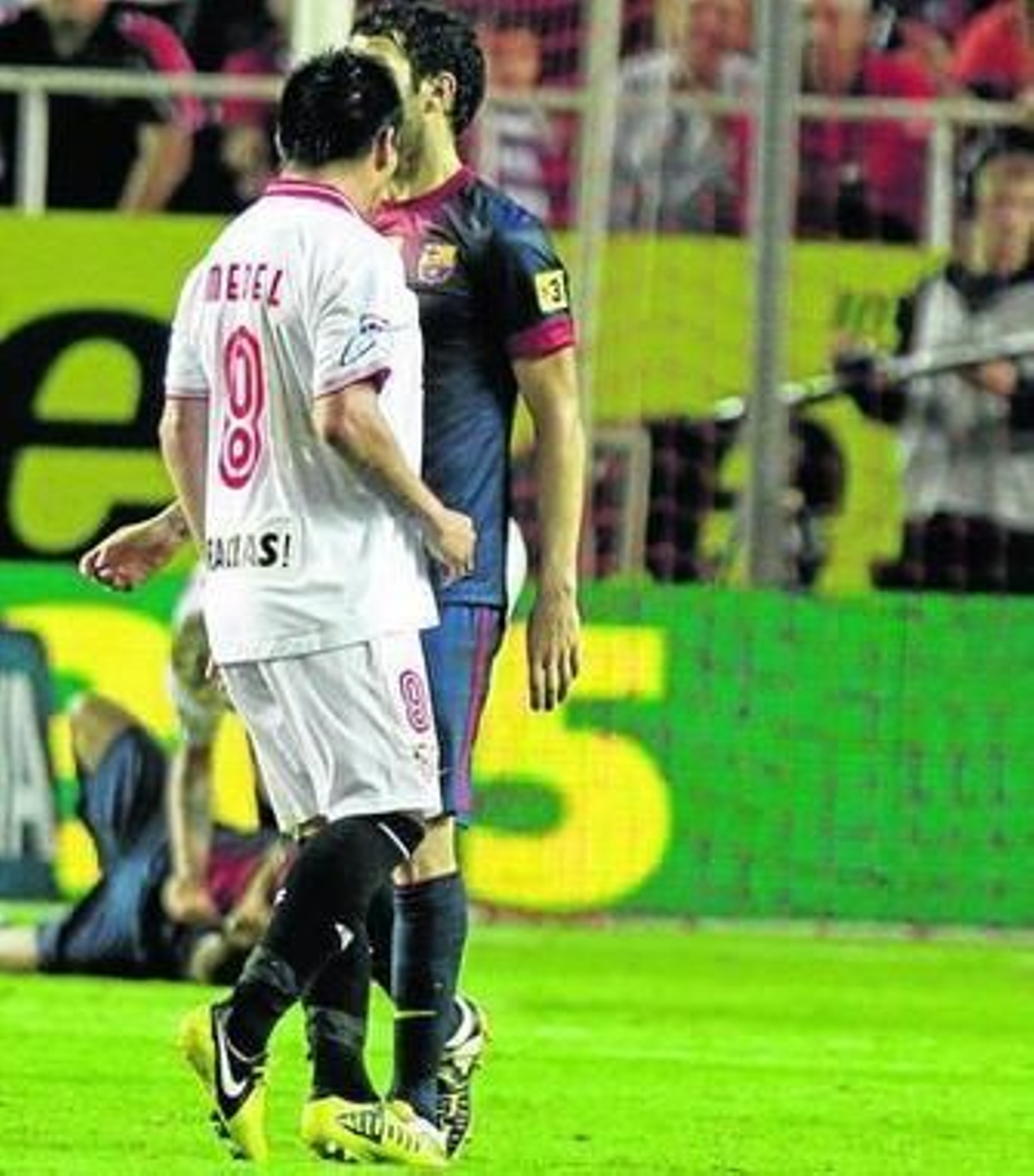 Medel y Cesc junto a la acción de Toure Yaya y Javi Martínez.