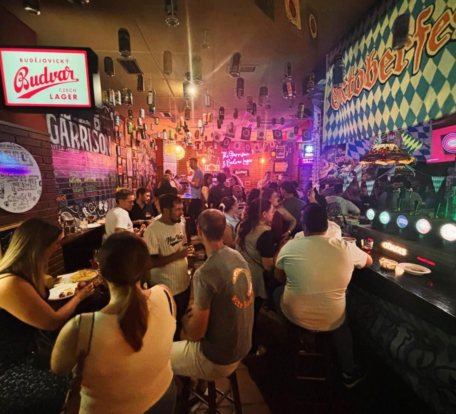 Ambiente de los primeros días del OktoBeerFest en The Garrison.