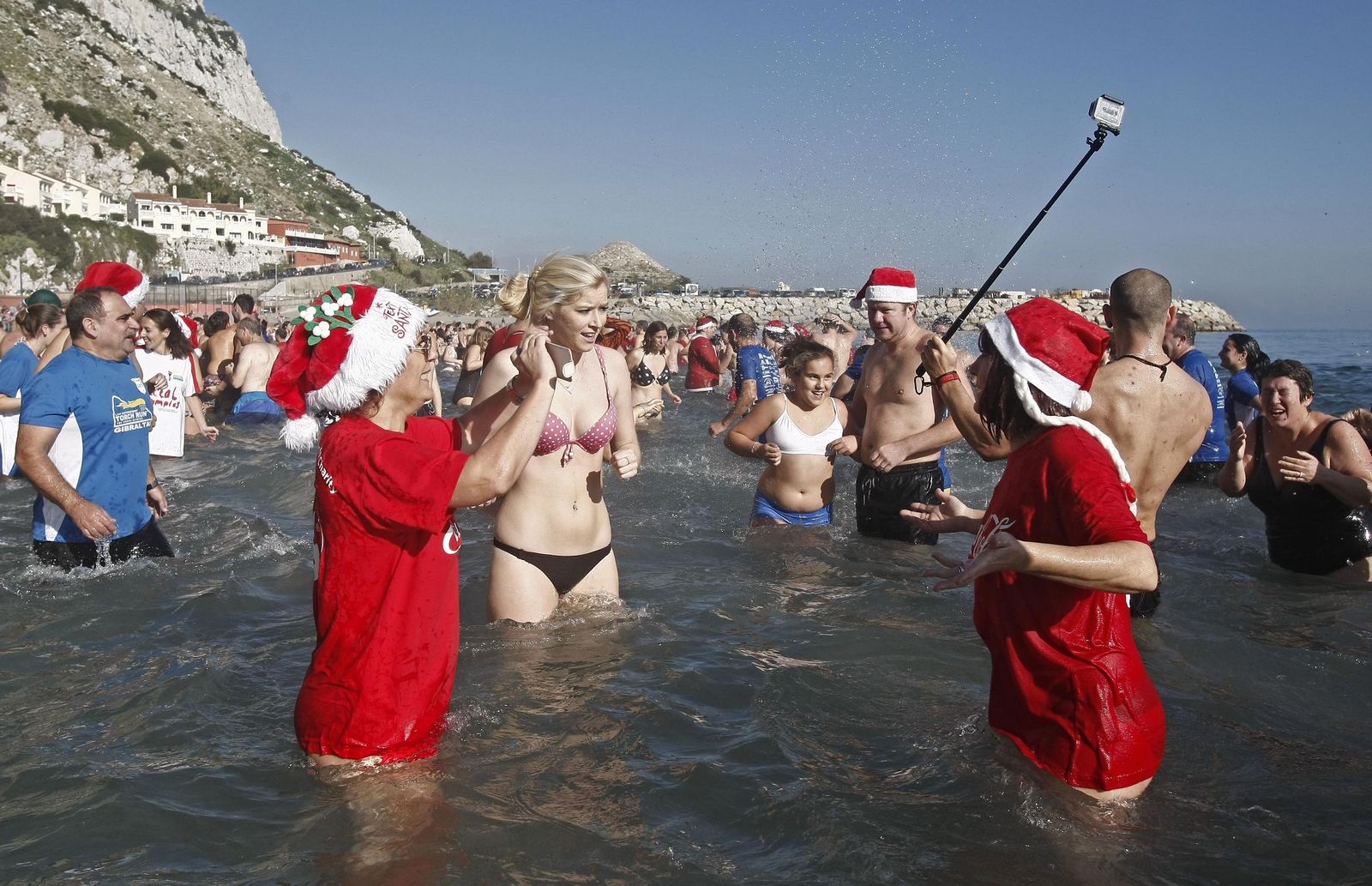 La tradición navideña 'Polar Bear' en Gibraltar