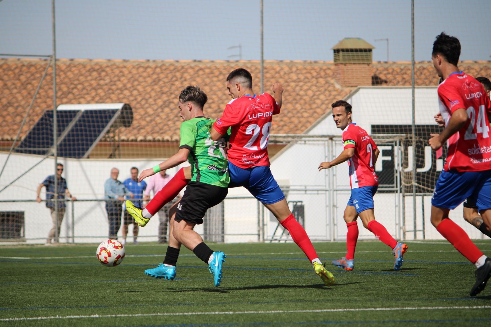 El rojiblanco Espínola intenta arrebatarle el balón a un rival durante la visita al Huétor Vega.