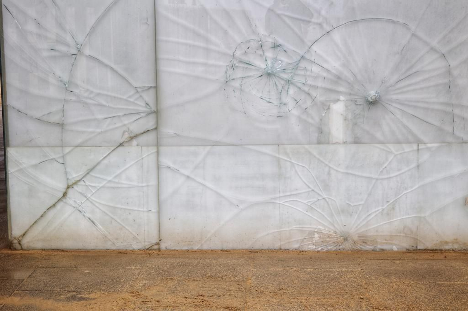 Imágenes del abandono de la pérgola del parque Genovés de Cádiz