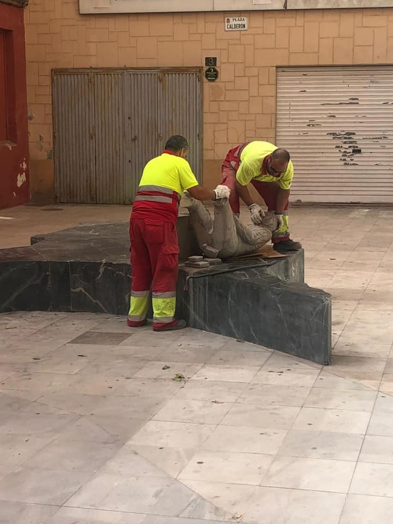 Operarios municipales procedieron a la retirada de la estatua