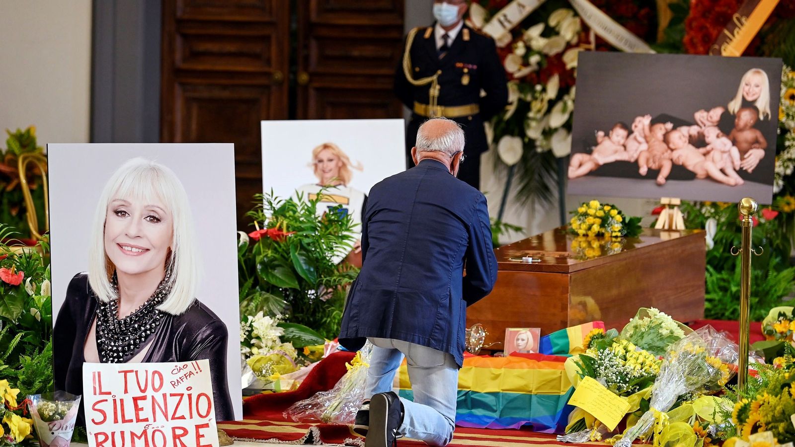 Un italiano se arrodilla frente al féretro de Carrá.