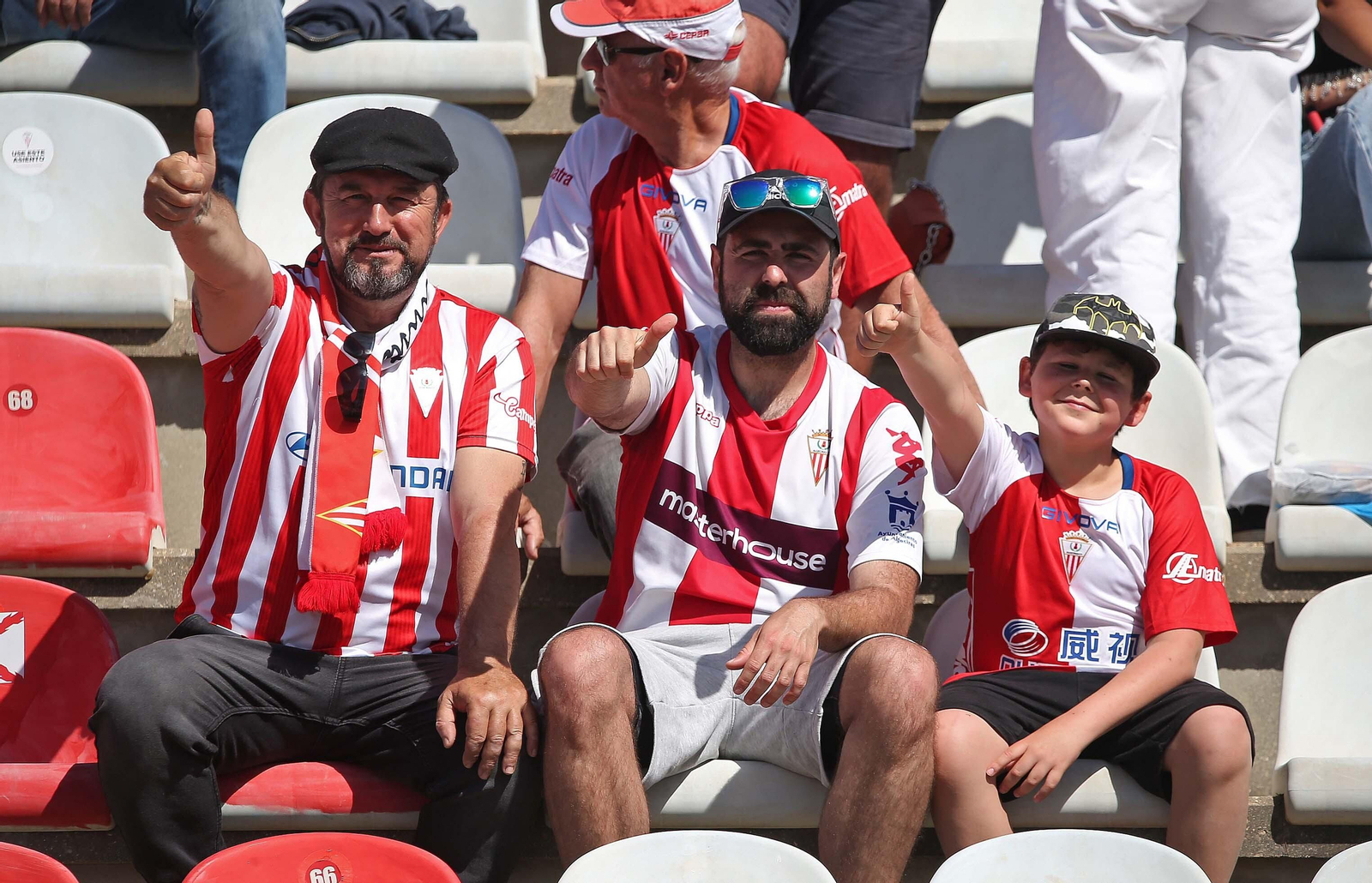 Fotos de la afición durante el Algeciras - San Fernando en el Nuevo Mirador