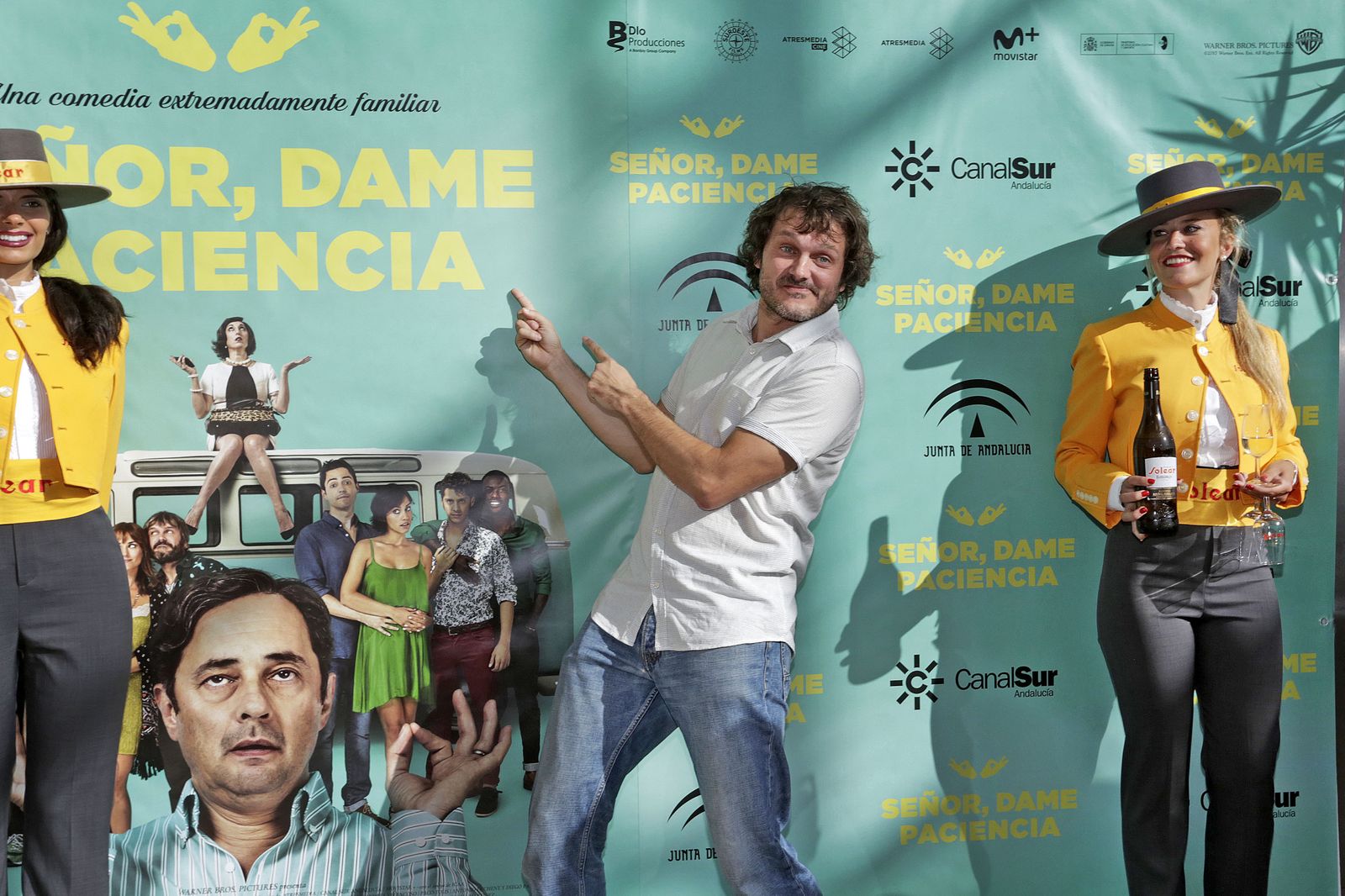 Álvaro Díaz gasta bromas a los fotógrafos mientras posa en el photocall instalado en Bajo Guía.