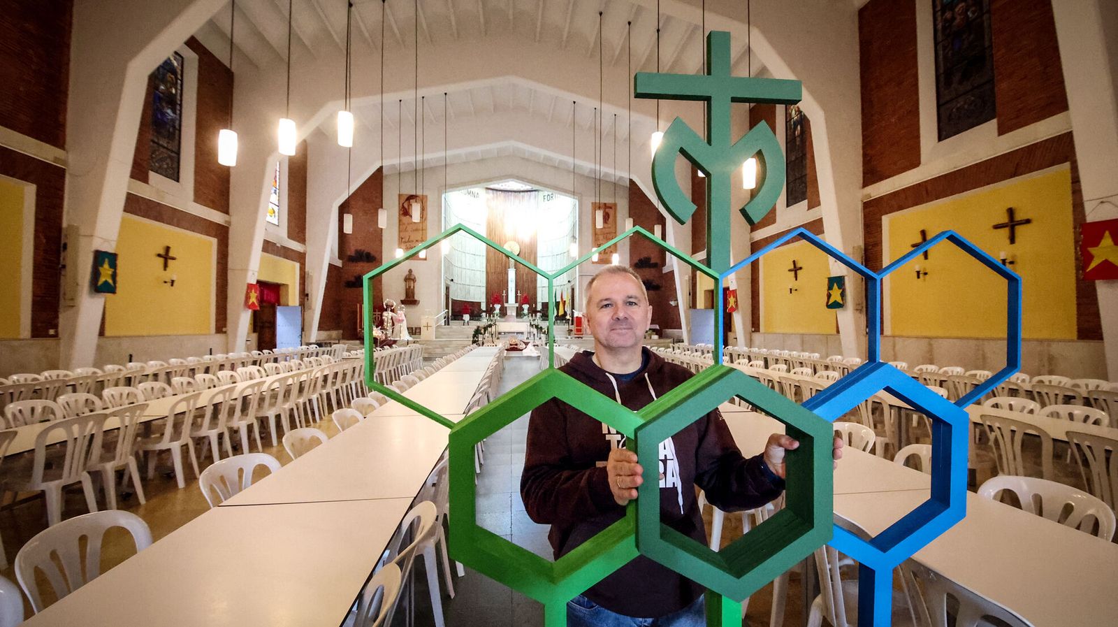 José García, director del centro, con el logo de la olimpiada.