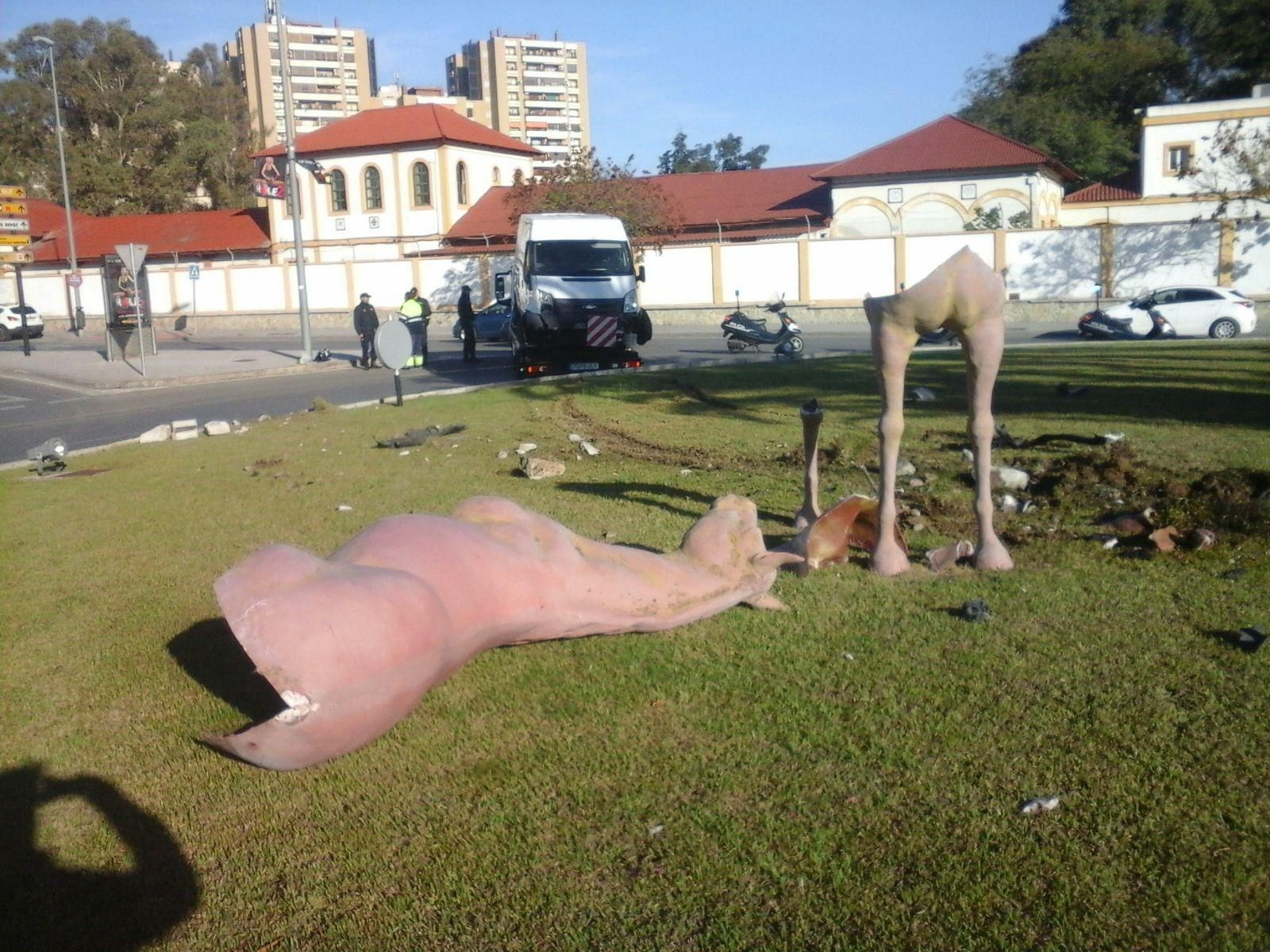 Estado en el que quedó uno de los caballos que hay en la rotonda