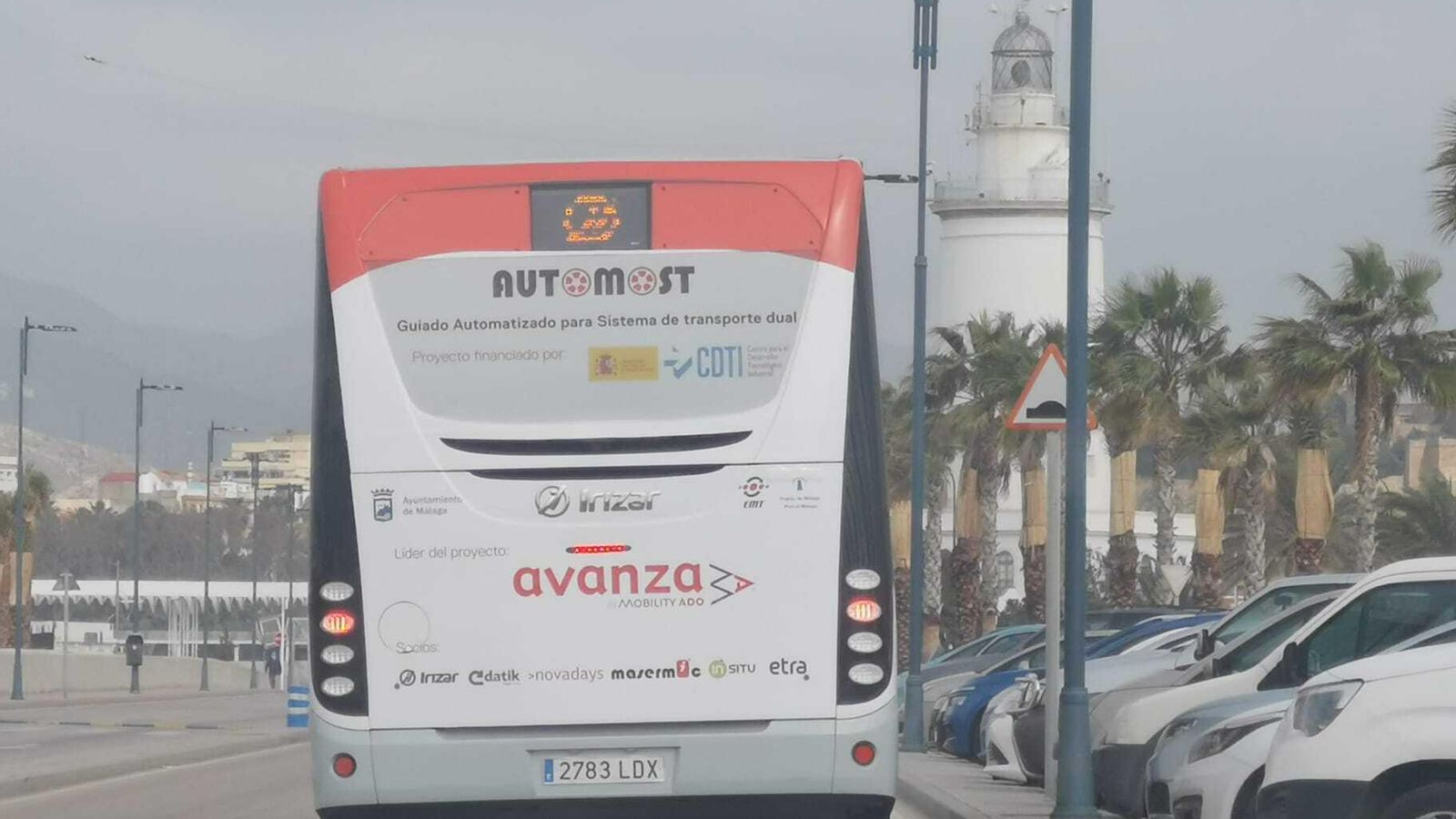 El autobús avanza por la Farola.